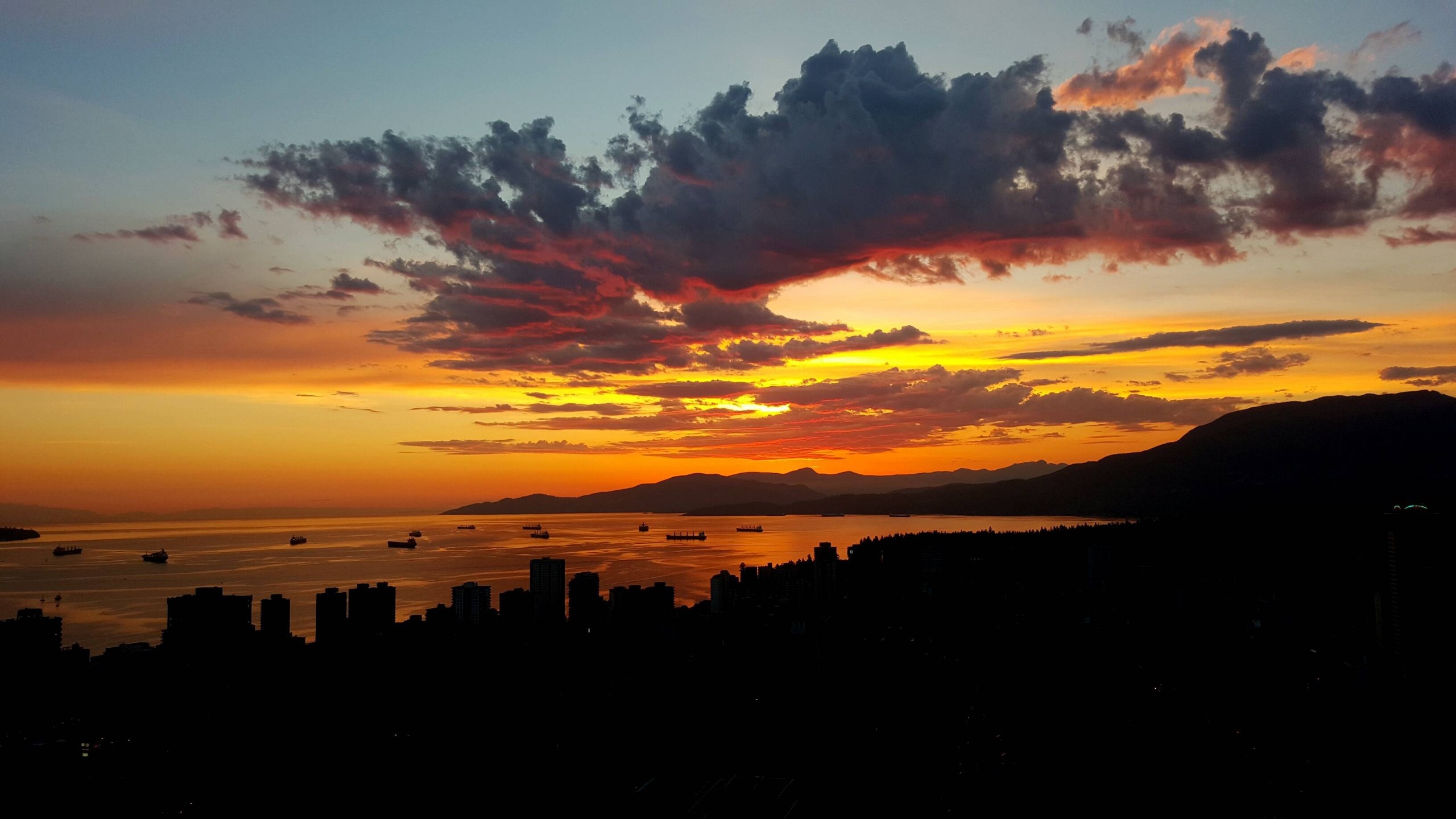 Sunset over Vancouver with city skyline and mountains HD Wallpaper