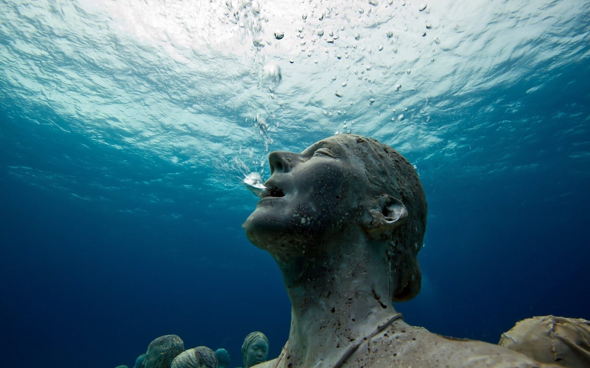 Underwater statue exhaling bubbles HD Wallpaper