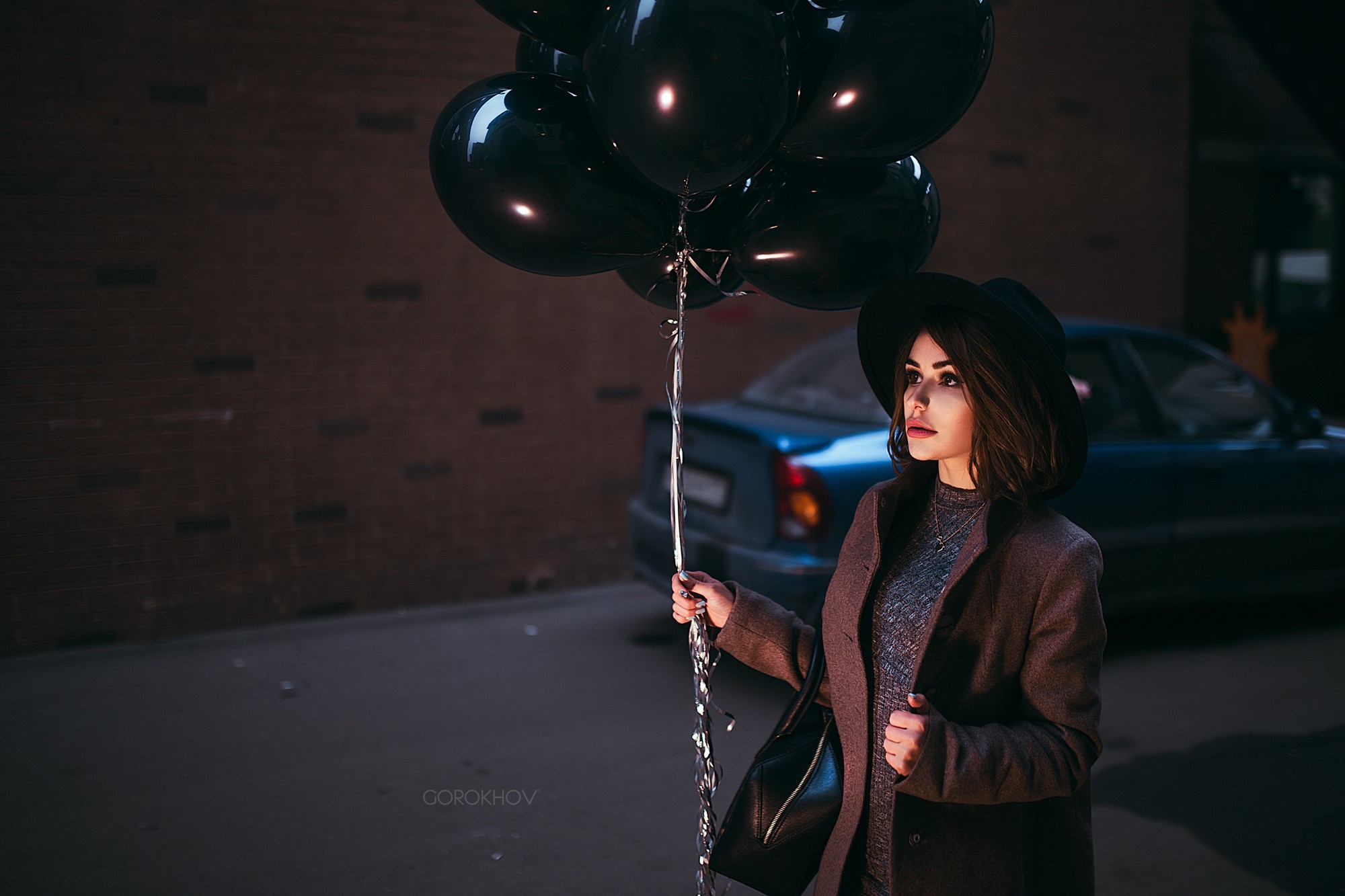 Woman in hat holding black balloons HD Wallpaper