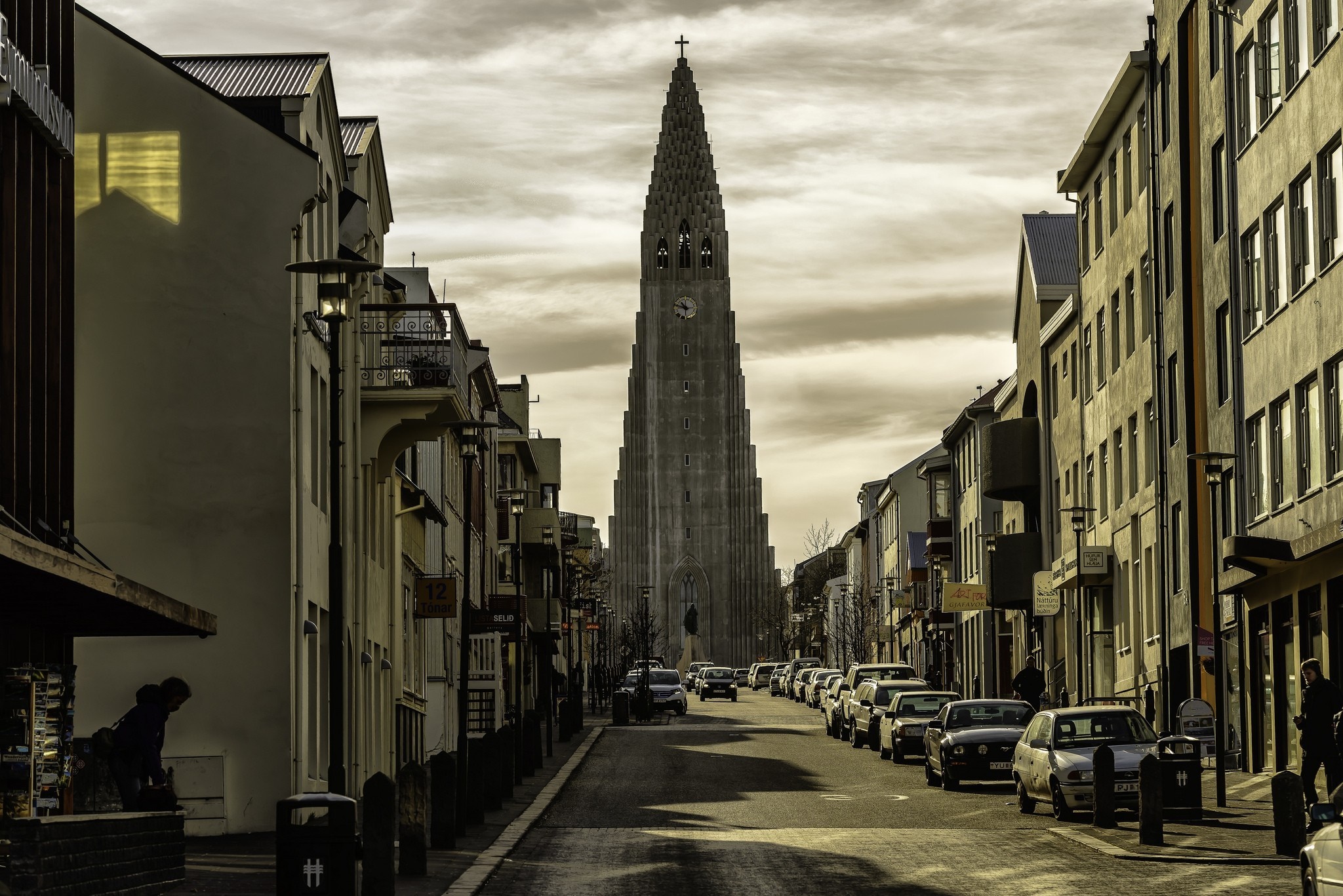 Hallgrímskirkja church in Reykjavik, Iceland HD Wallpaper