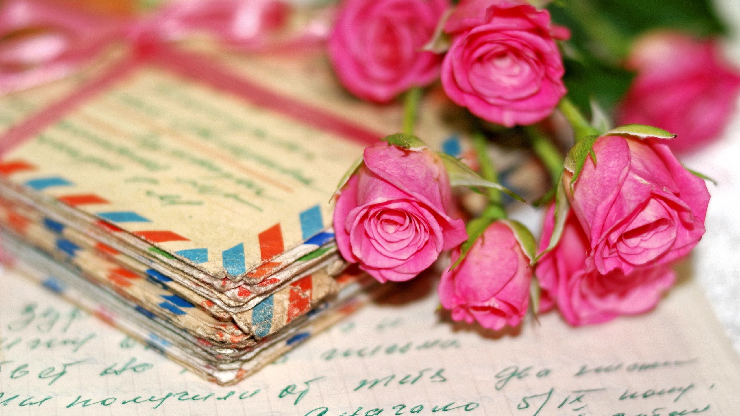 Pink roses and letters tied with ribbon HD Wallpaper