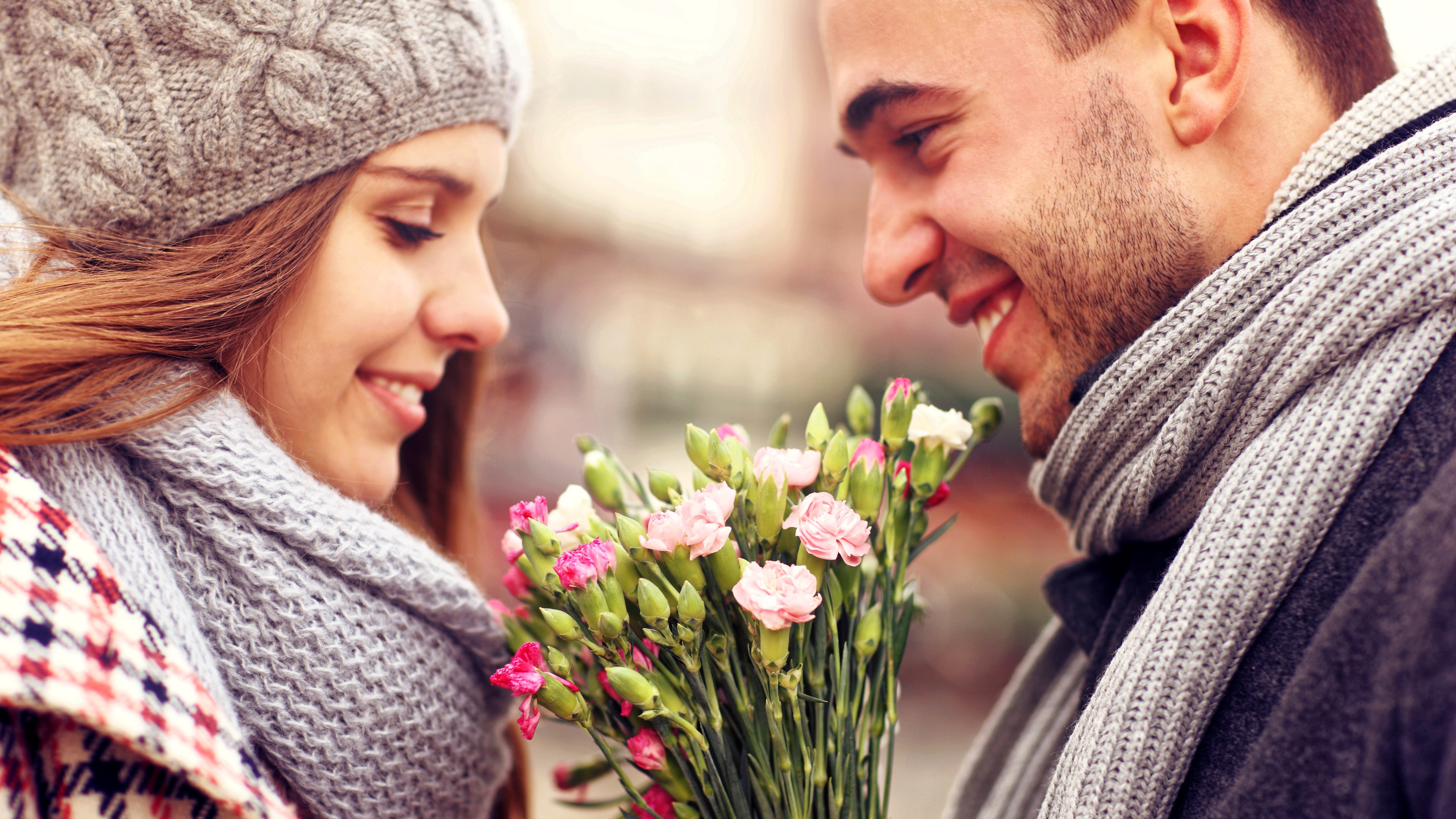 Couple with flowers in winter HD Wallpaper