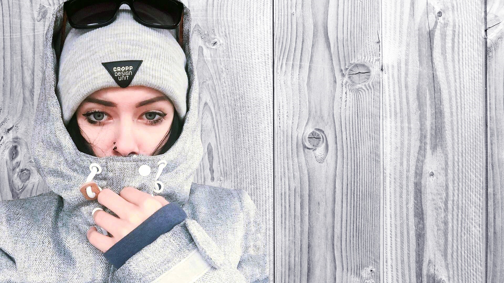 Woman wearing a grey hoodie and beanie HD Wallpaper