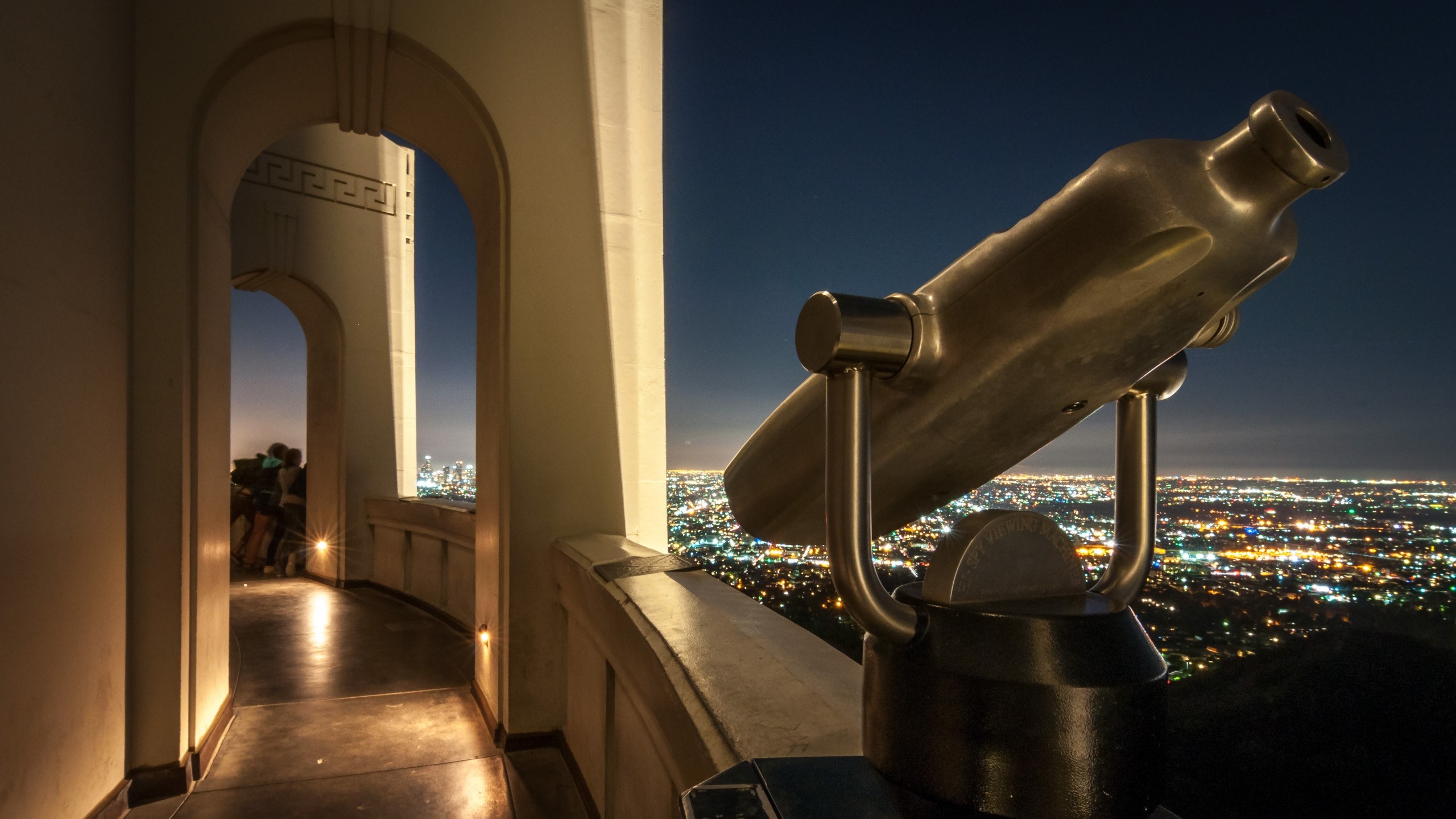 Telescope overlooking Los Angeles at night from Griffith Observatory HD Wallpaper