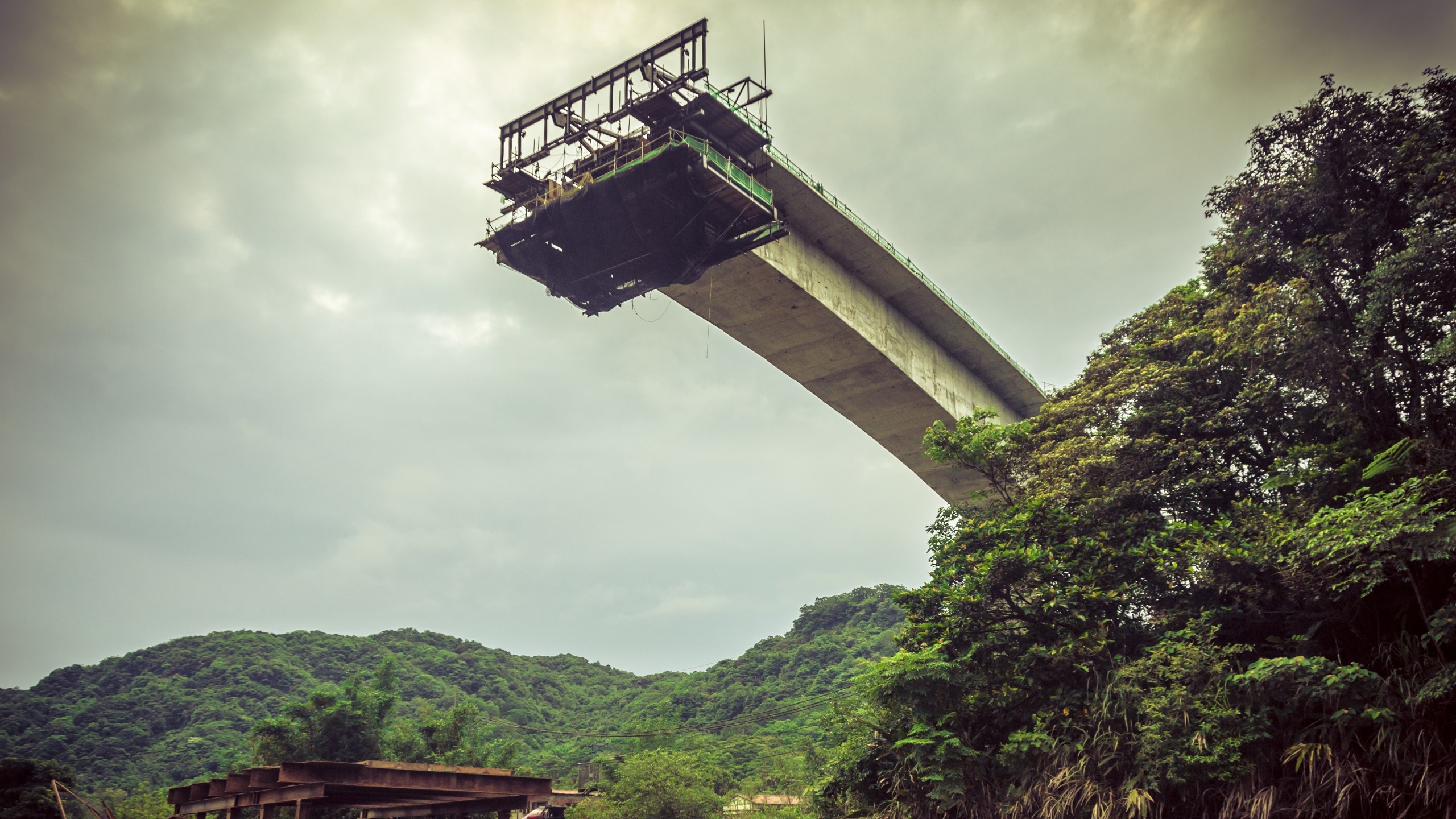 Bridge under construction in Taiwan HD Wallpaper