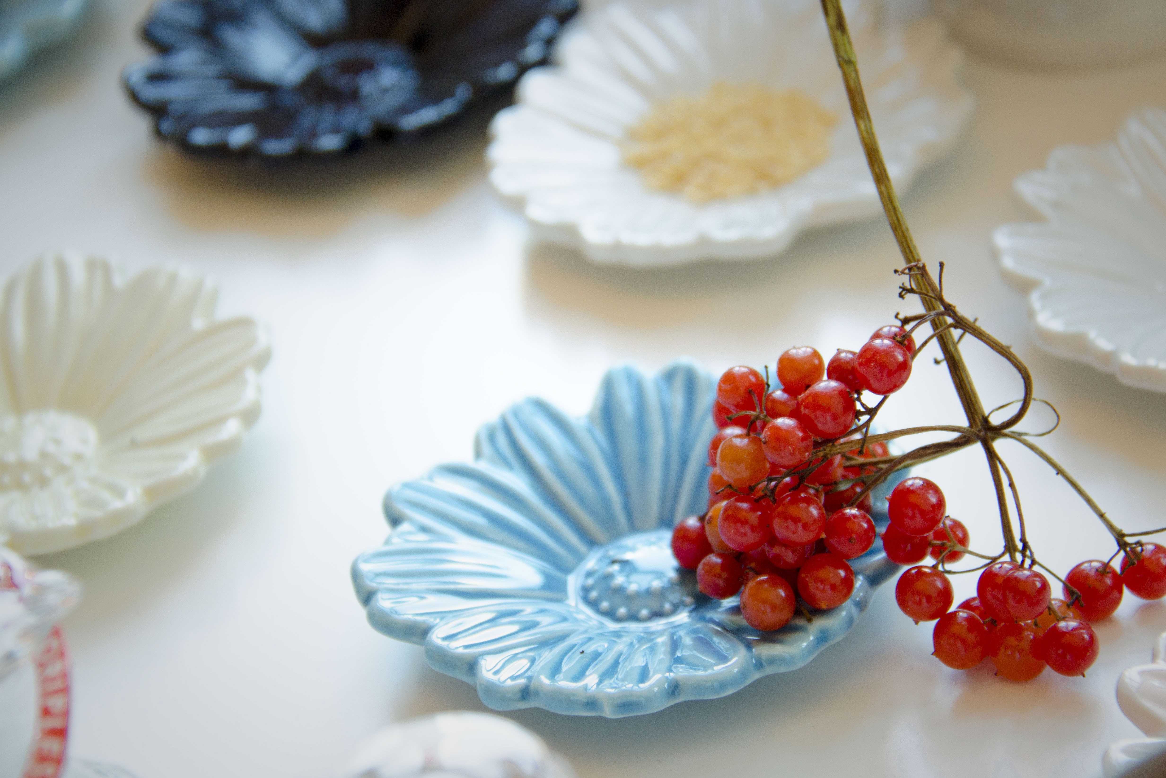 Flower-shaped dishes with red currants HD Wallpaper