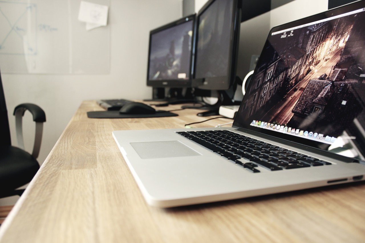 Laptop and dual monitors on a wooden desk HD Wallpaper