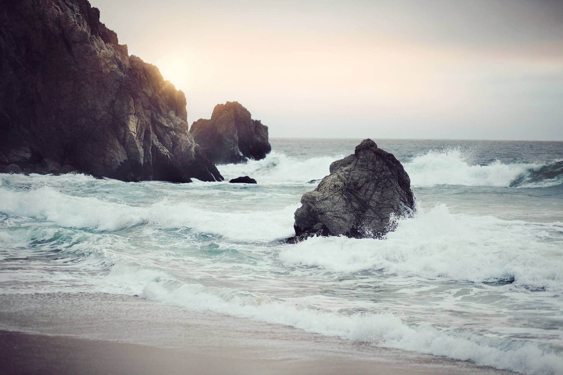 Waves crashing on rocky shore at sunrise HD Wallpaper