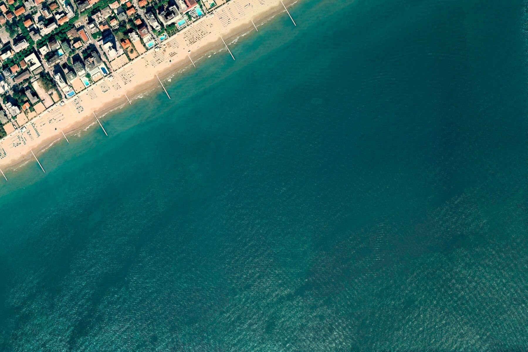 Aerial view of a beach and turquoise ocean HD Wallpaper