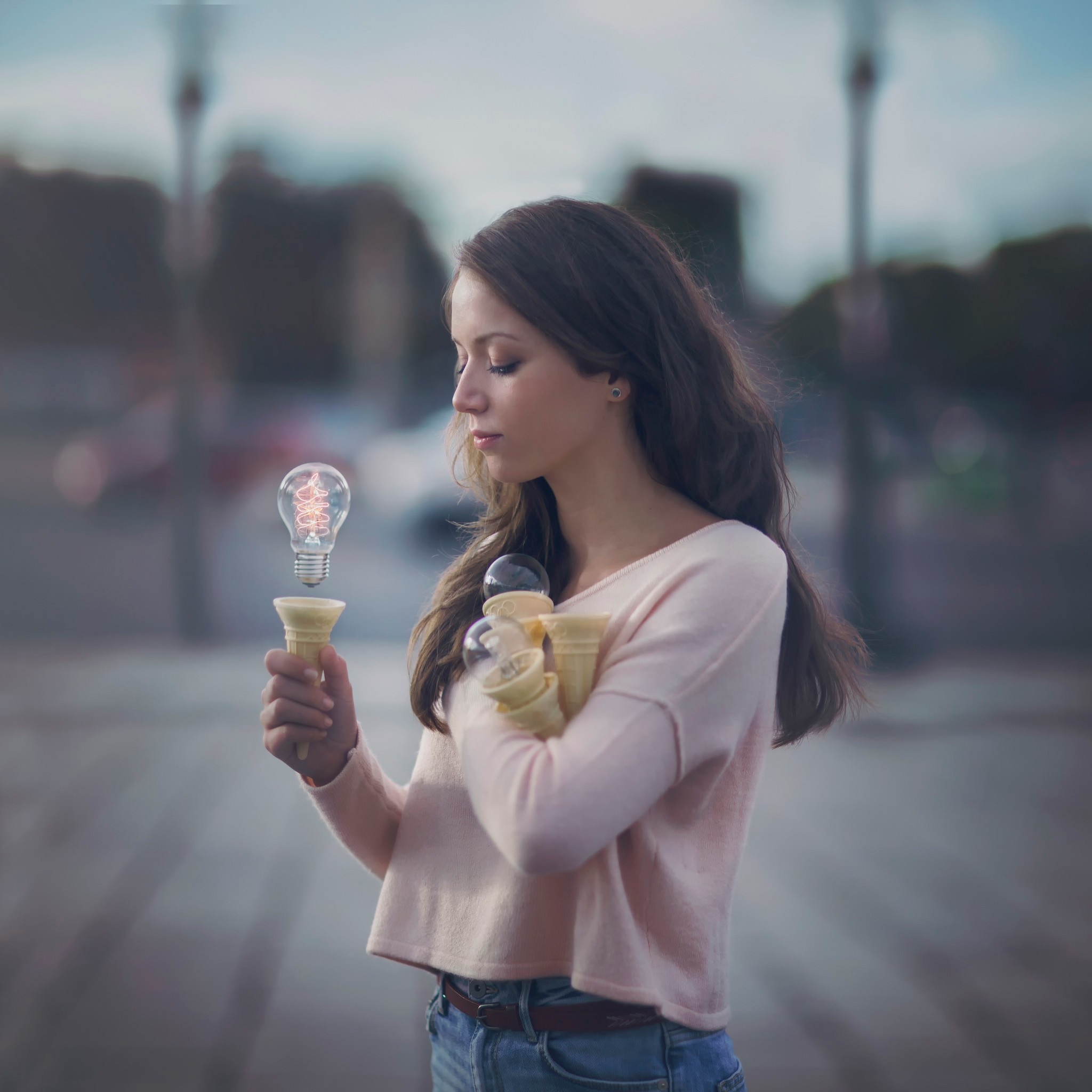 Woman holding ice cream cones with a lightbulb HD Wallpaper