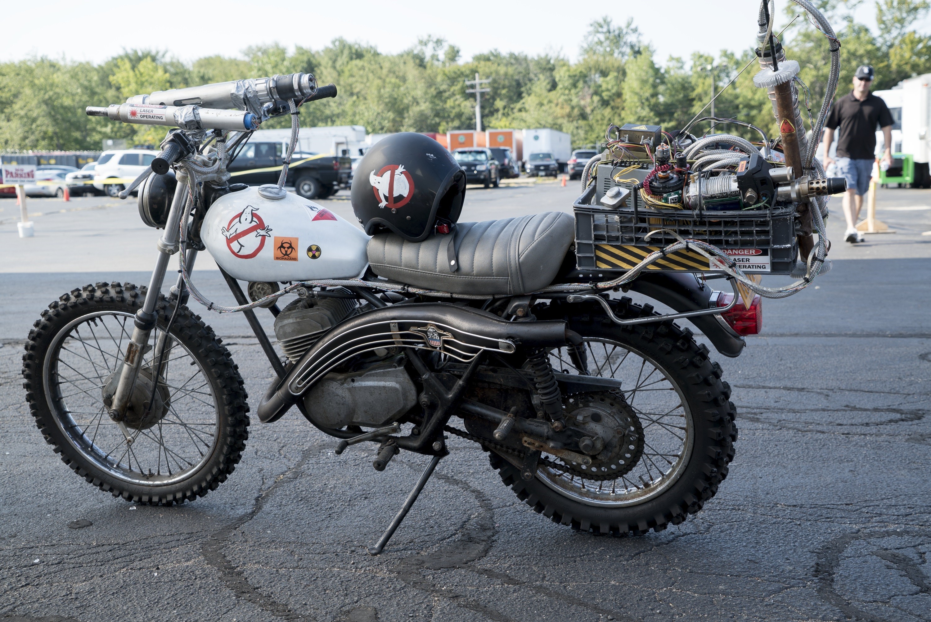 Ghostbusters Ecto-2 motorcycle with proton pack HD Wallpaper