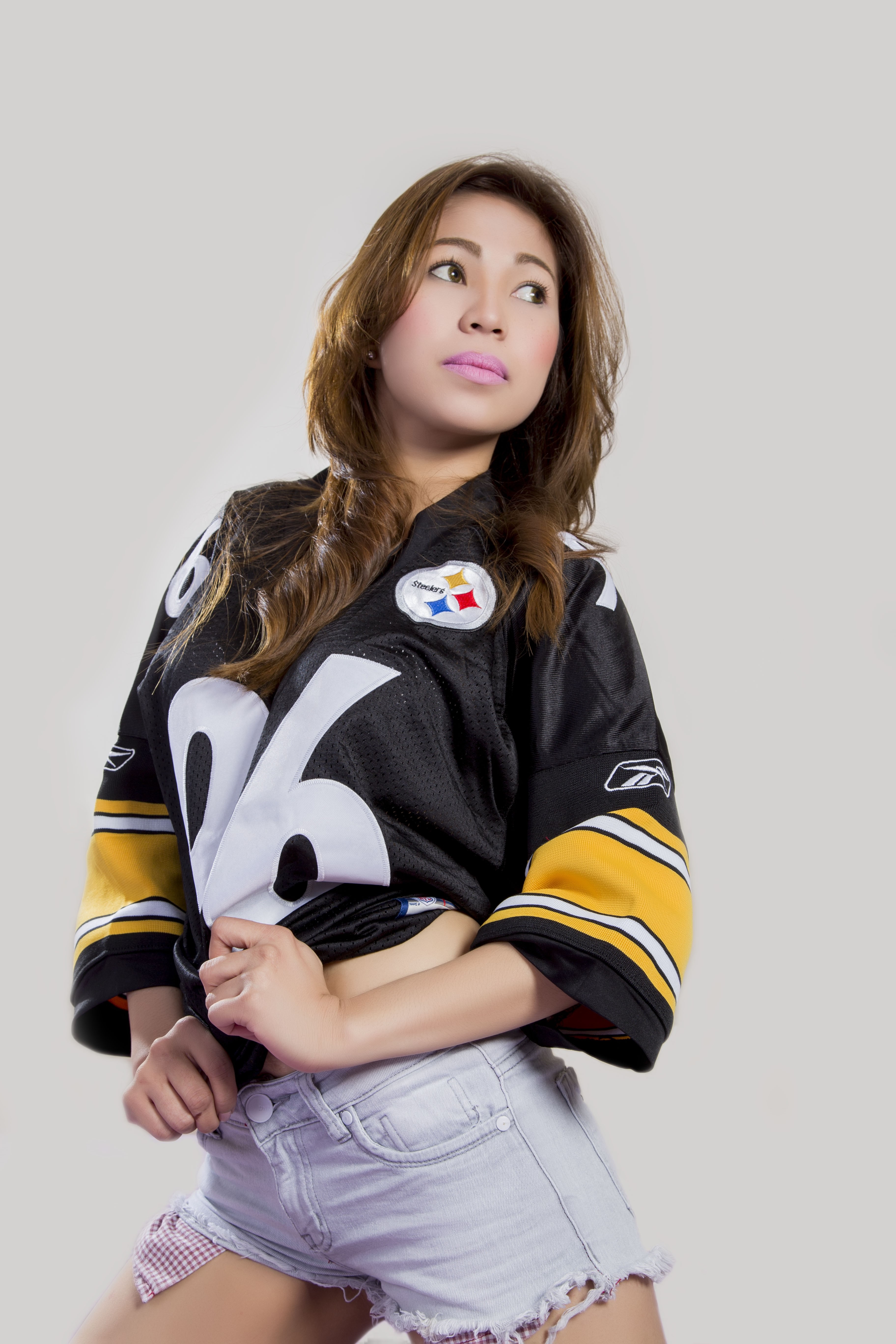 Asian model wearing Pittsburgh Steelers jersey and denim shorts HD Wallpaper