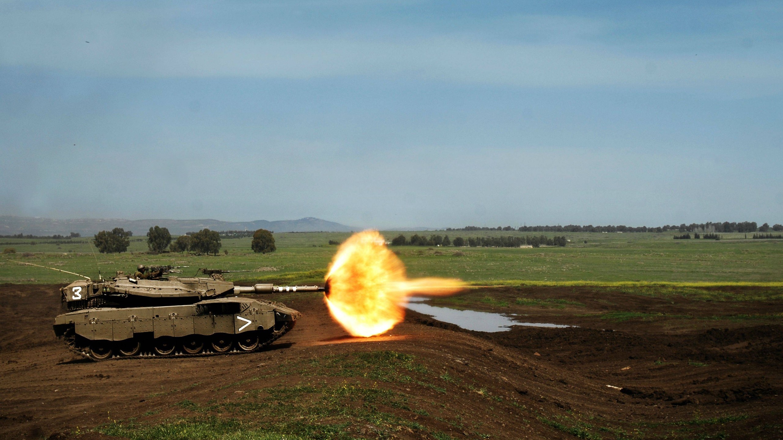 Merkava tank firing in a field HD Wallpaper