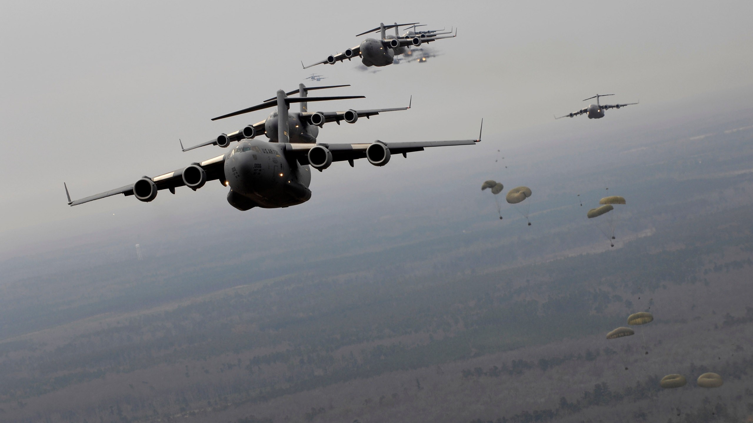 US Air Force C-17 Globemaster III aircraft dropping paratroopers HD Wallpaper