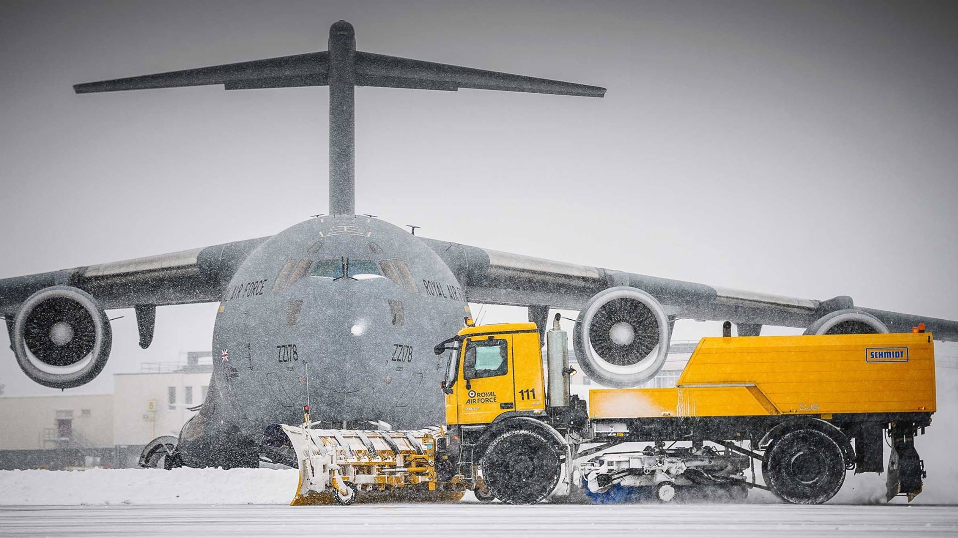 Royal Air Force Boeing C-17 Globemaster III with snowplow HD Wallpaper