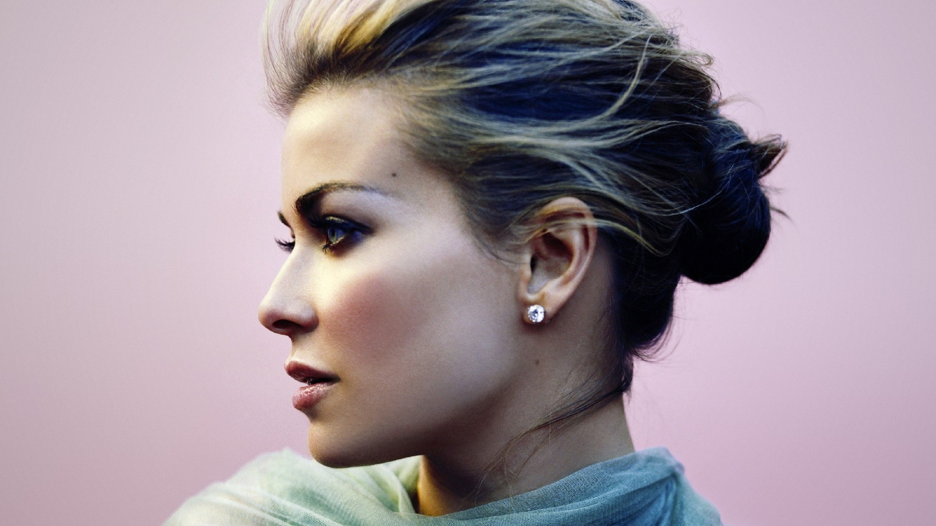 Carmen Electra portrait photography close up HD Wallpaper