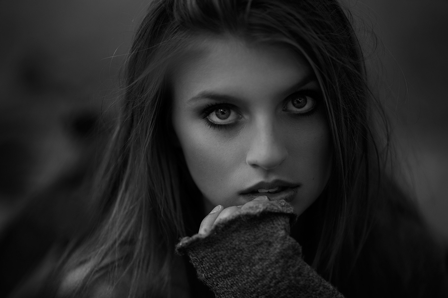 Monochrome portrait of a woman with long hair HD Wallpaper