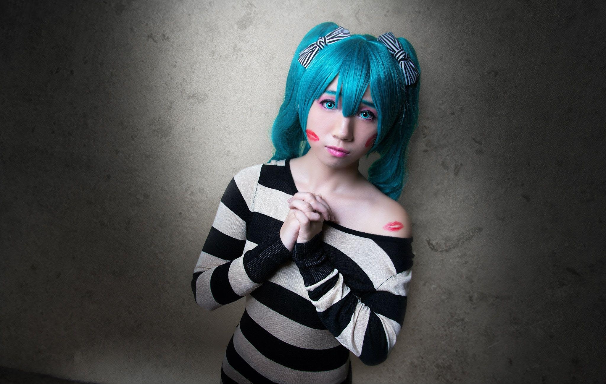 Cosplayer with blue hair and lipstick marks HD Wallpaper