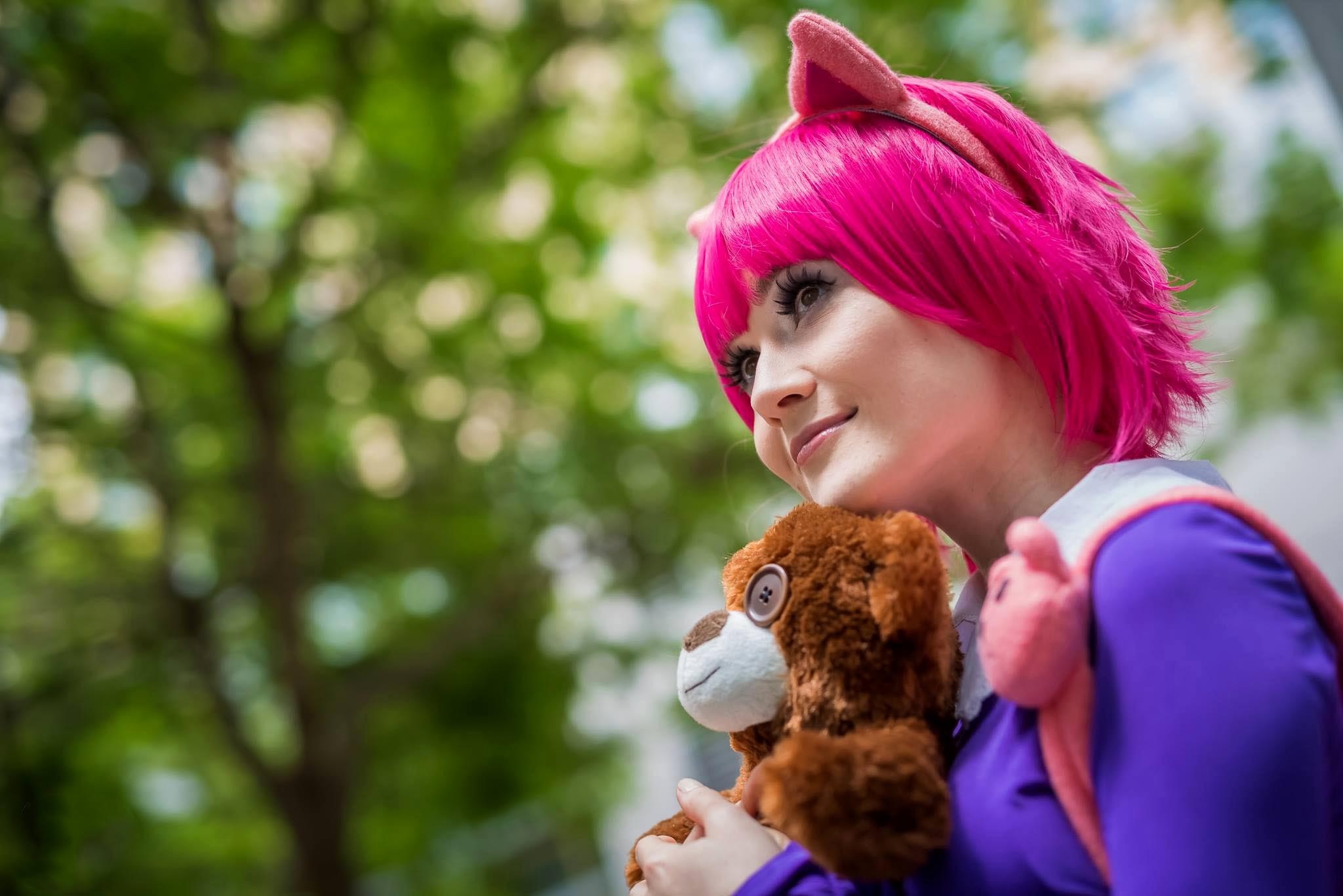 Girl in pink wig holding a teddy bear HD Wallpaper