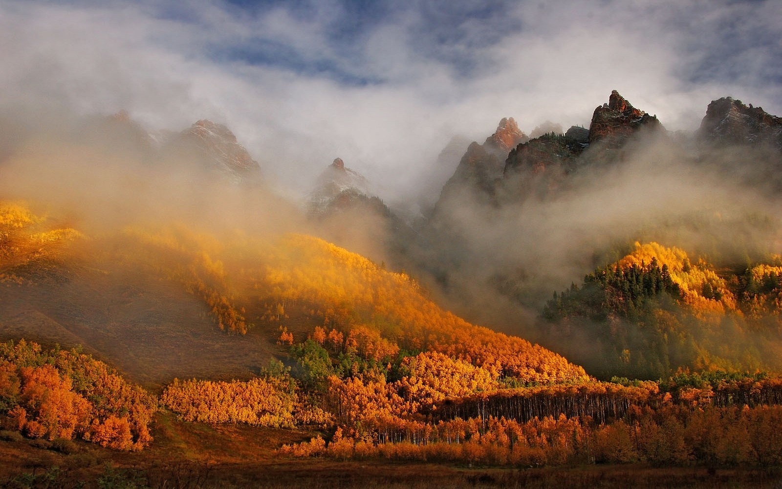 Autumn mountains shrouded in mist at sunrise HD Wallpaper
