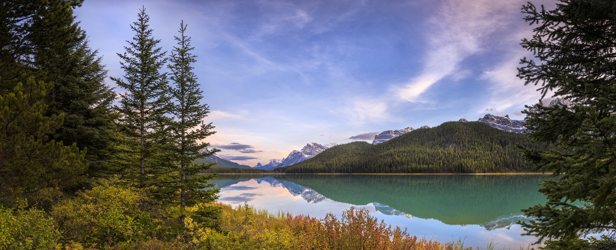 Lake reflection of mountains and trees in Canada HD Wallpaper