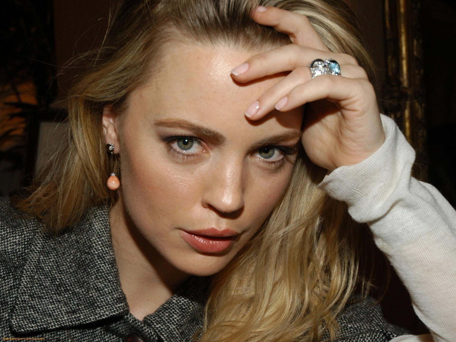 Melissa George with hand on forehead HD Wallpaper