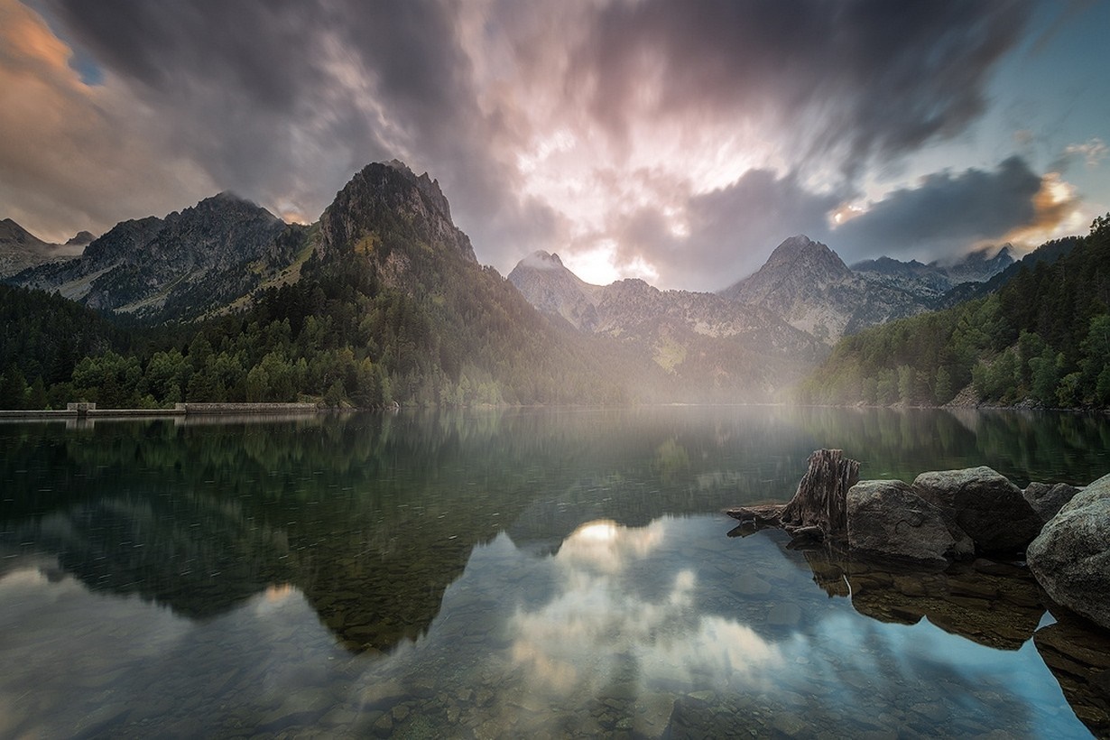 Misty mountain lake reflection at sunrise HD Wallpaper