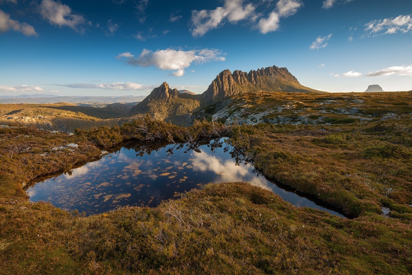 Cradle Mountain and Dove Lake reflection in a tarn HD Wallpaper