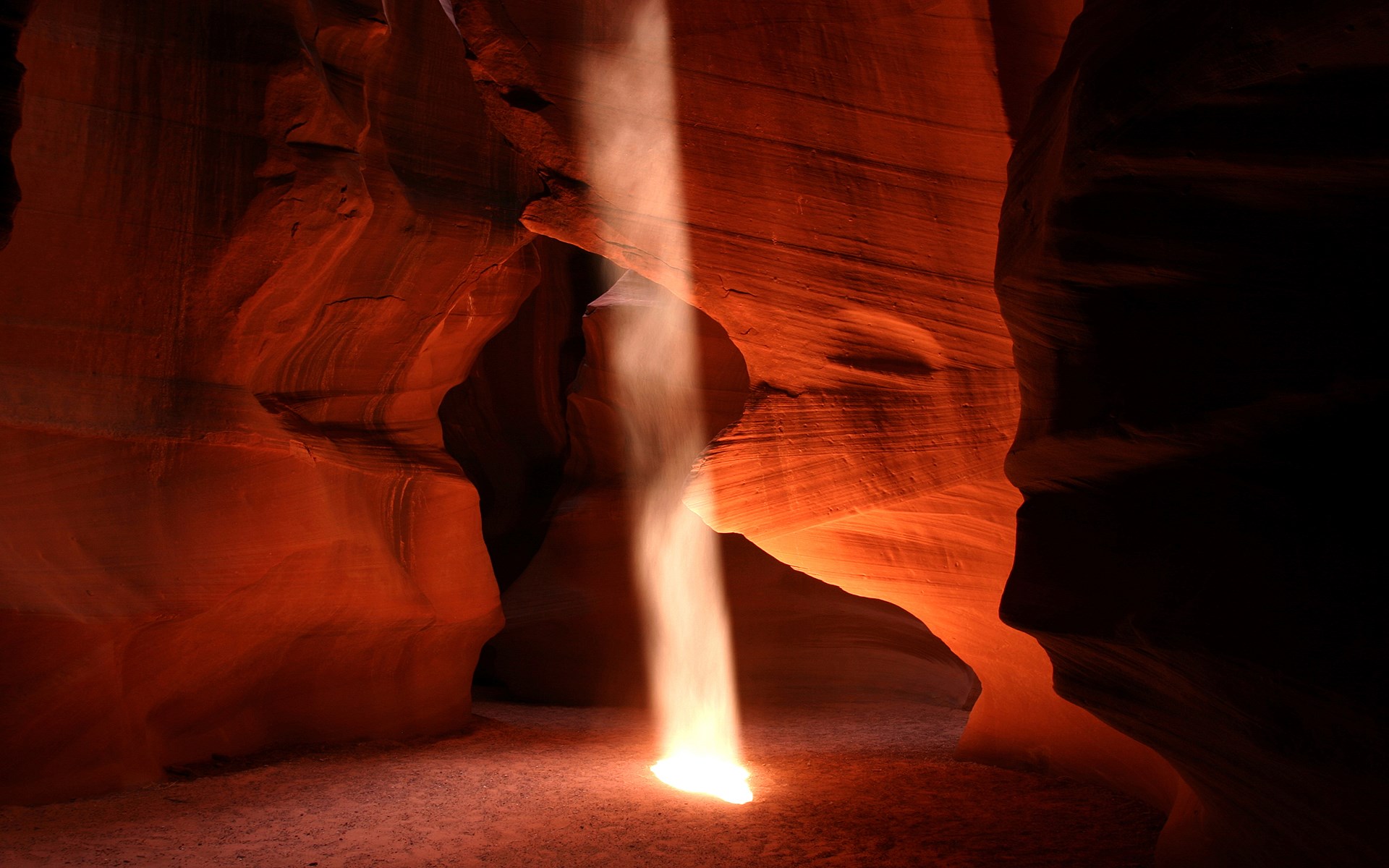 Sunbeam in a desert canyon HD Wallpaper