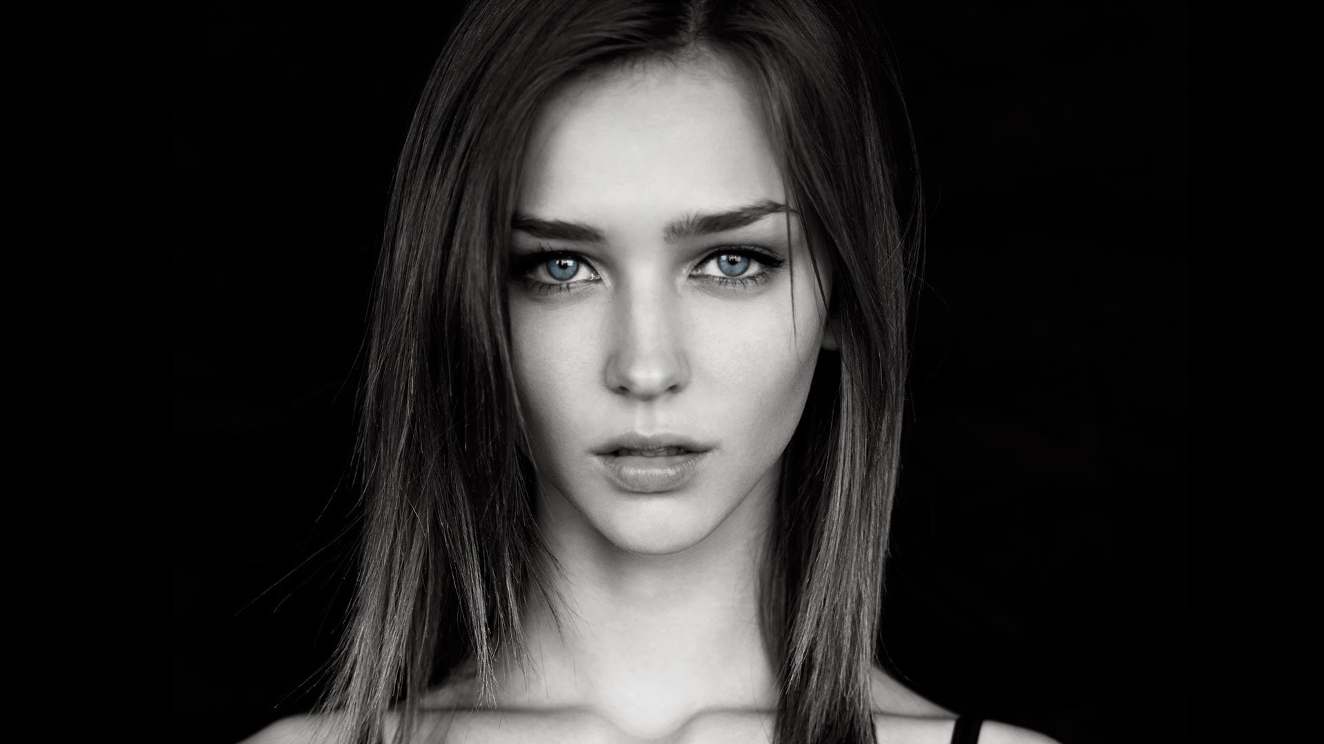 Monochrome Portrait of a Woman with Piercing Eyes HD Wallpaper