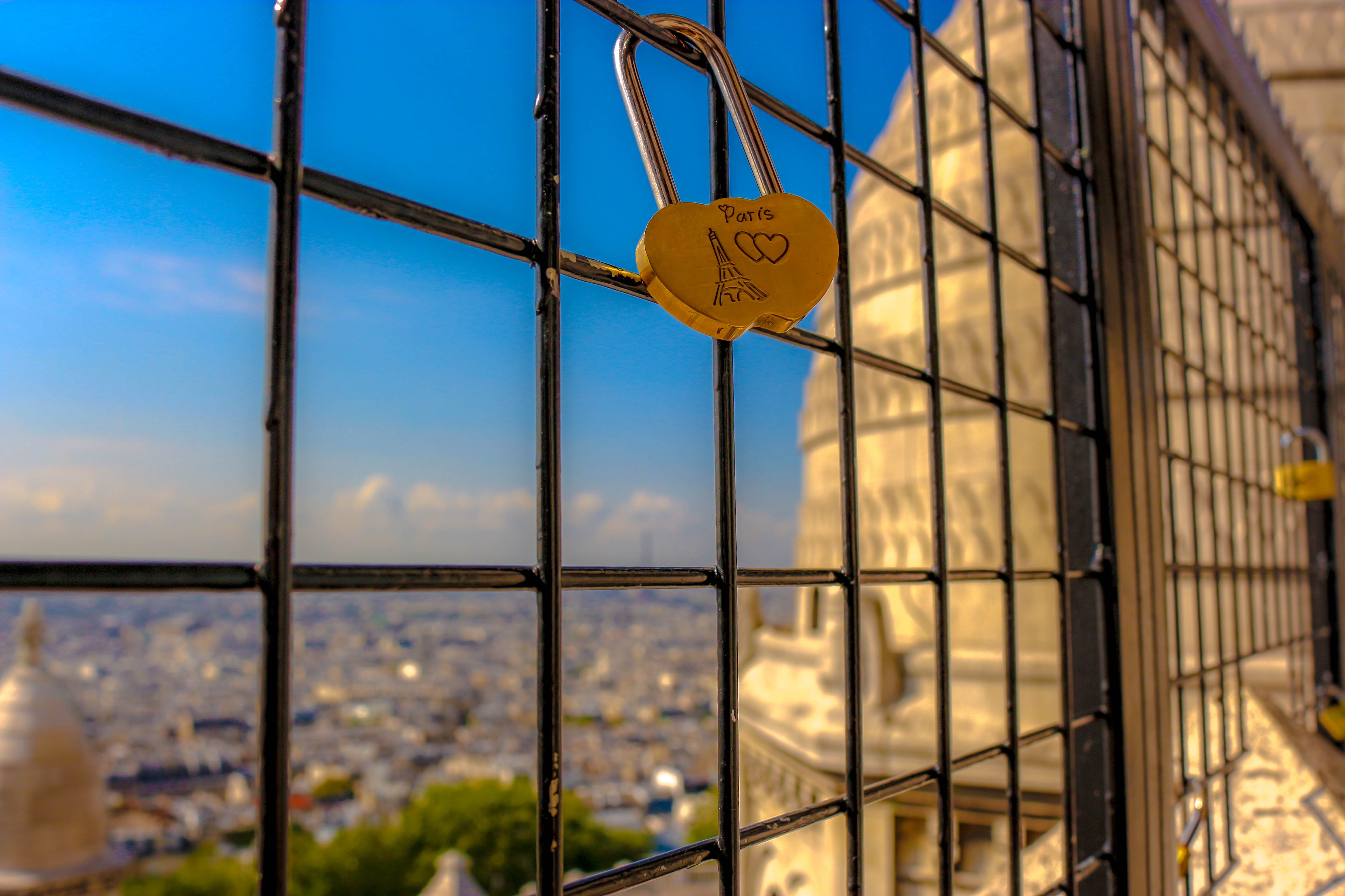 Heart-shaped lock with Eiffel Tower in Paris HD Wallpaper
