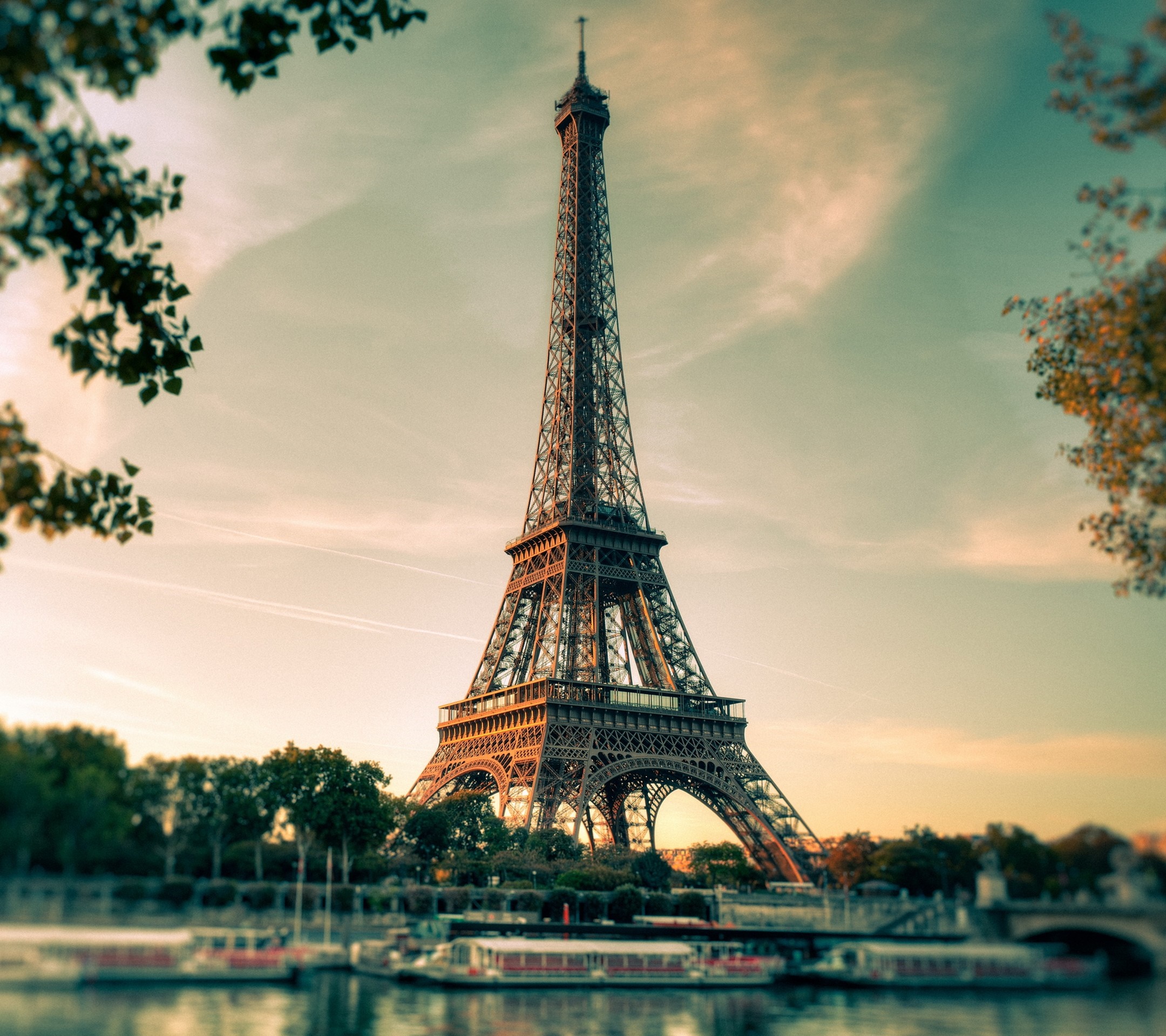 Eiffel Tower in Paris at Dusk HD Wallpaper