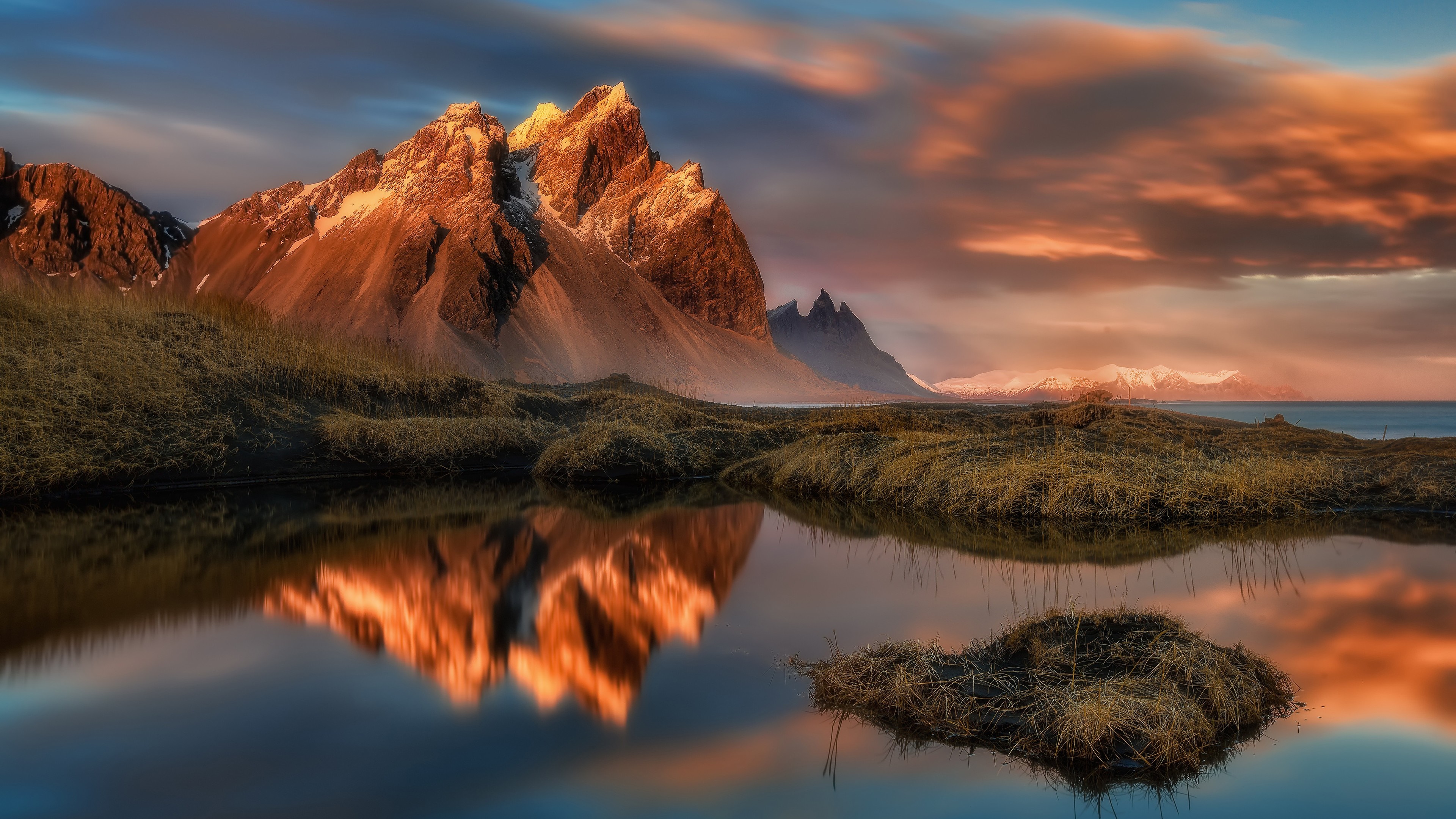 Mountain range reflecting in a lake at sunset HD Wallpaper