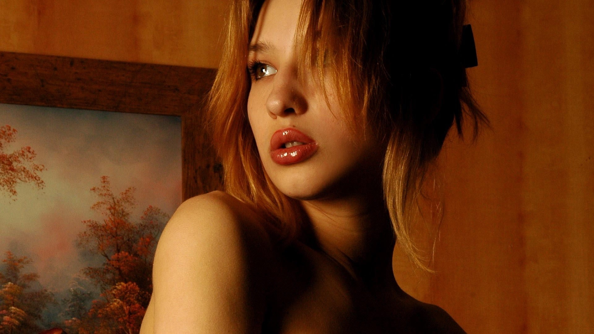 Woman with red lips and blonde hair HD Wallpaper