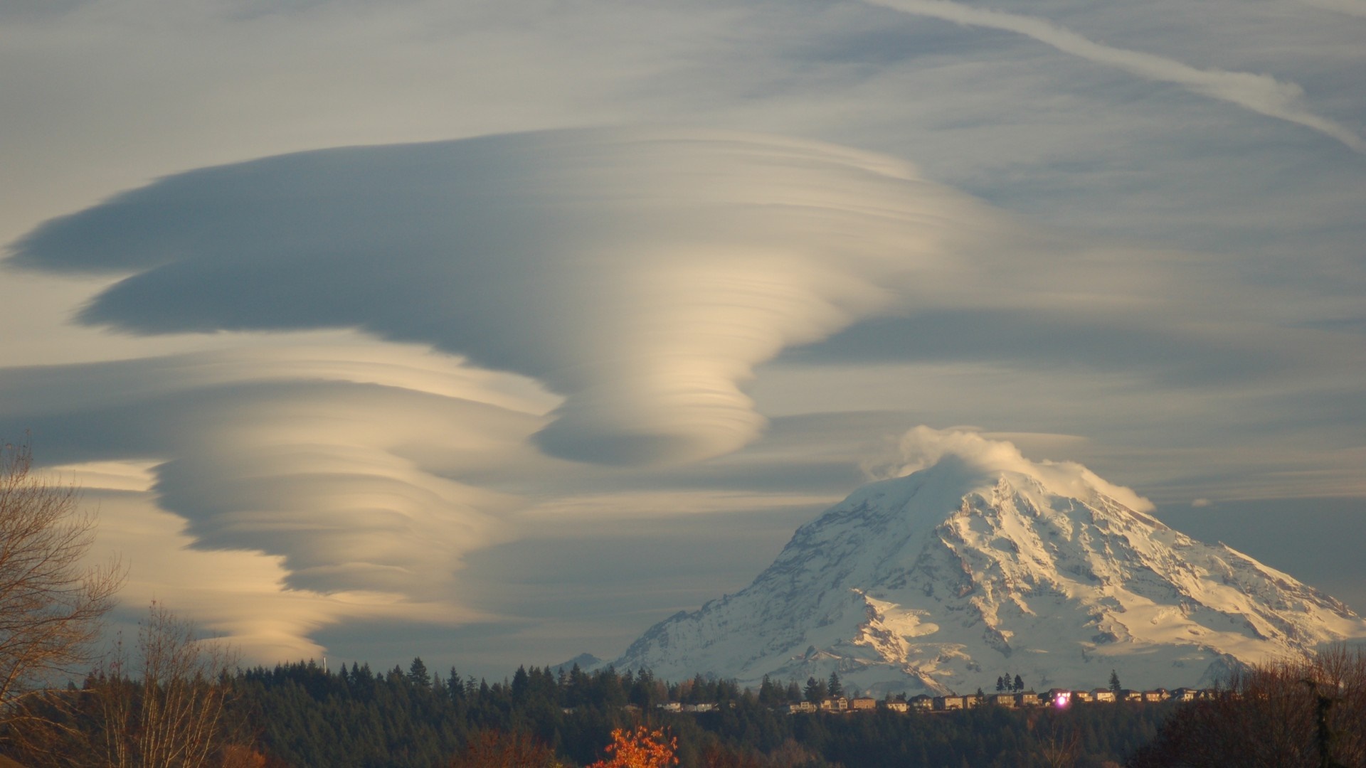 Lenticular clouds over Mount Rainier at sunset HD Wallpaper