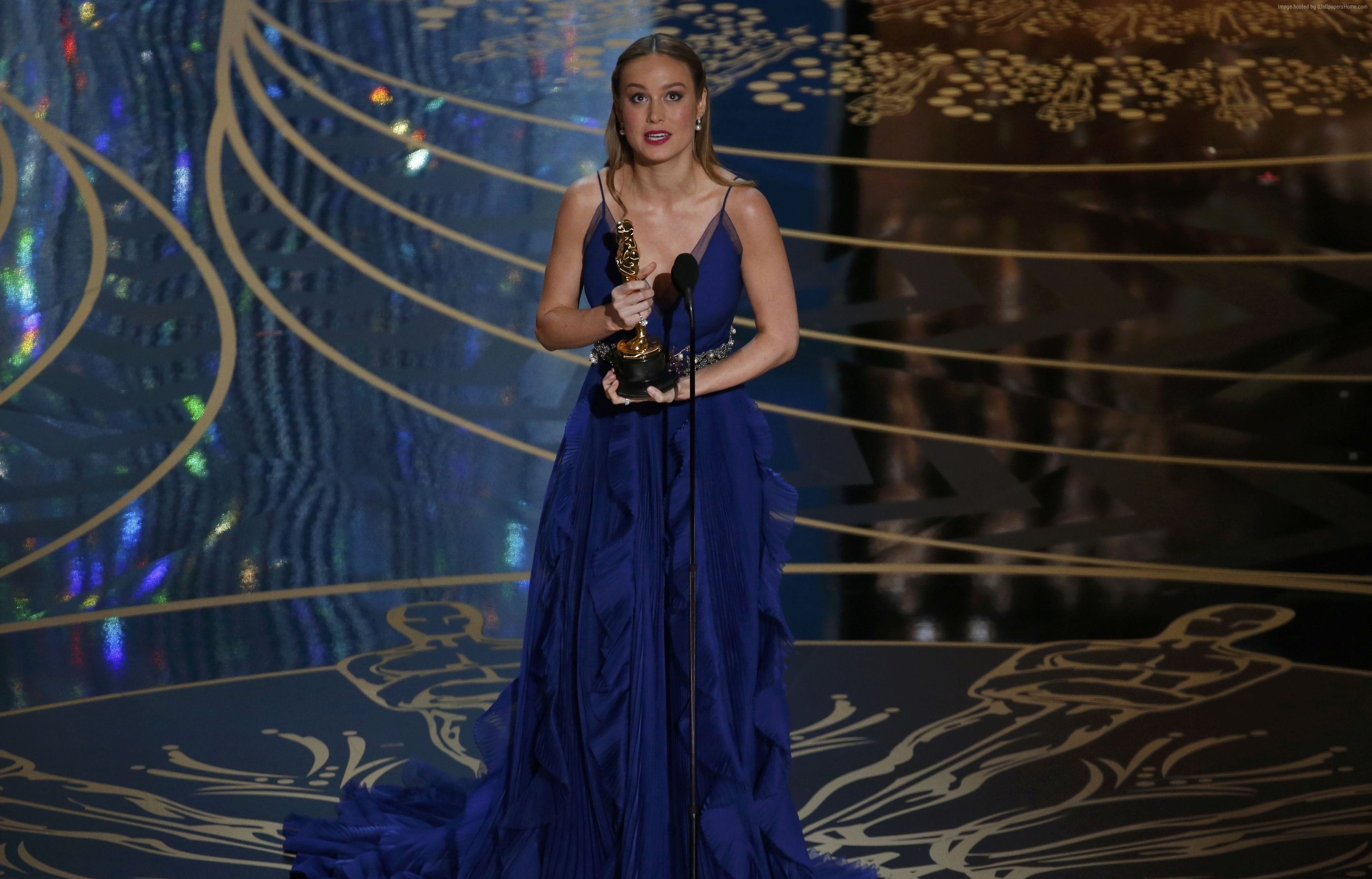 Brie Larson holding an Oscar award at the Oscars 2016 HD Wallpaper