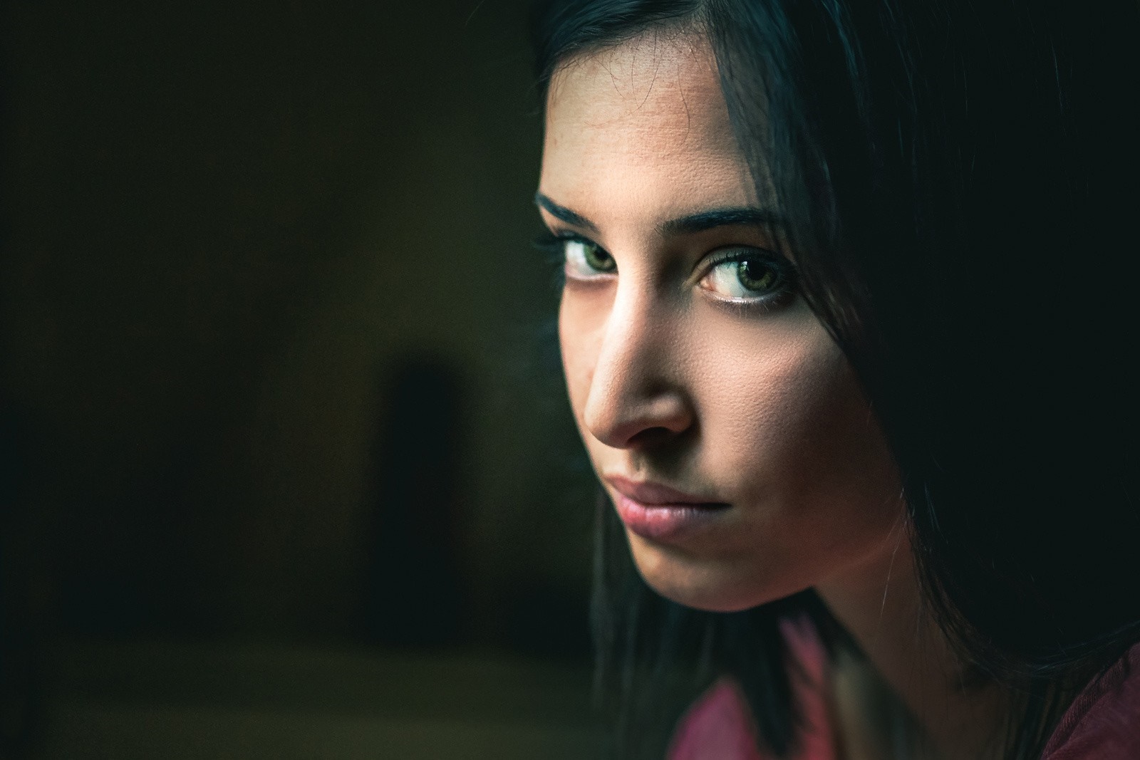 Close up portrait of a young woman with green eyes HD Wallpaper