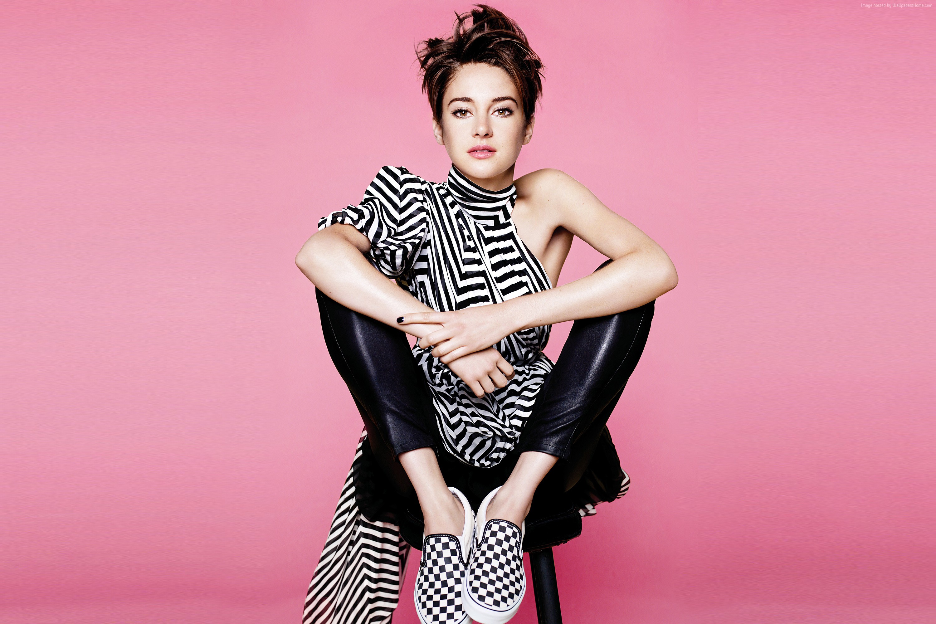 Shailene Woodley sitting on a stool HD Wallpaper