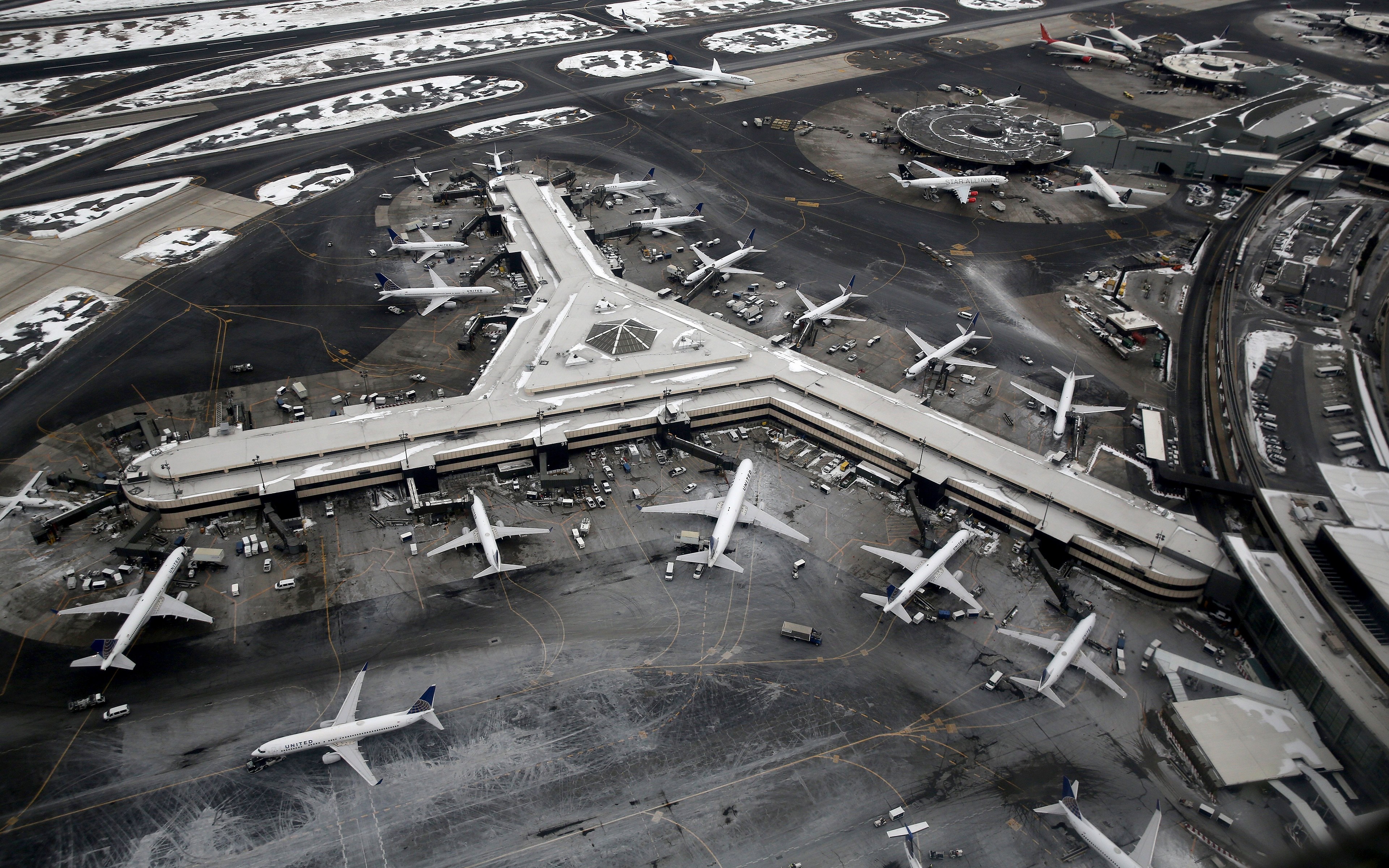 Aerial view of Newark Liberty International Airport in winter HD Wallpaper