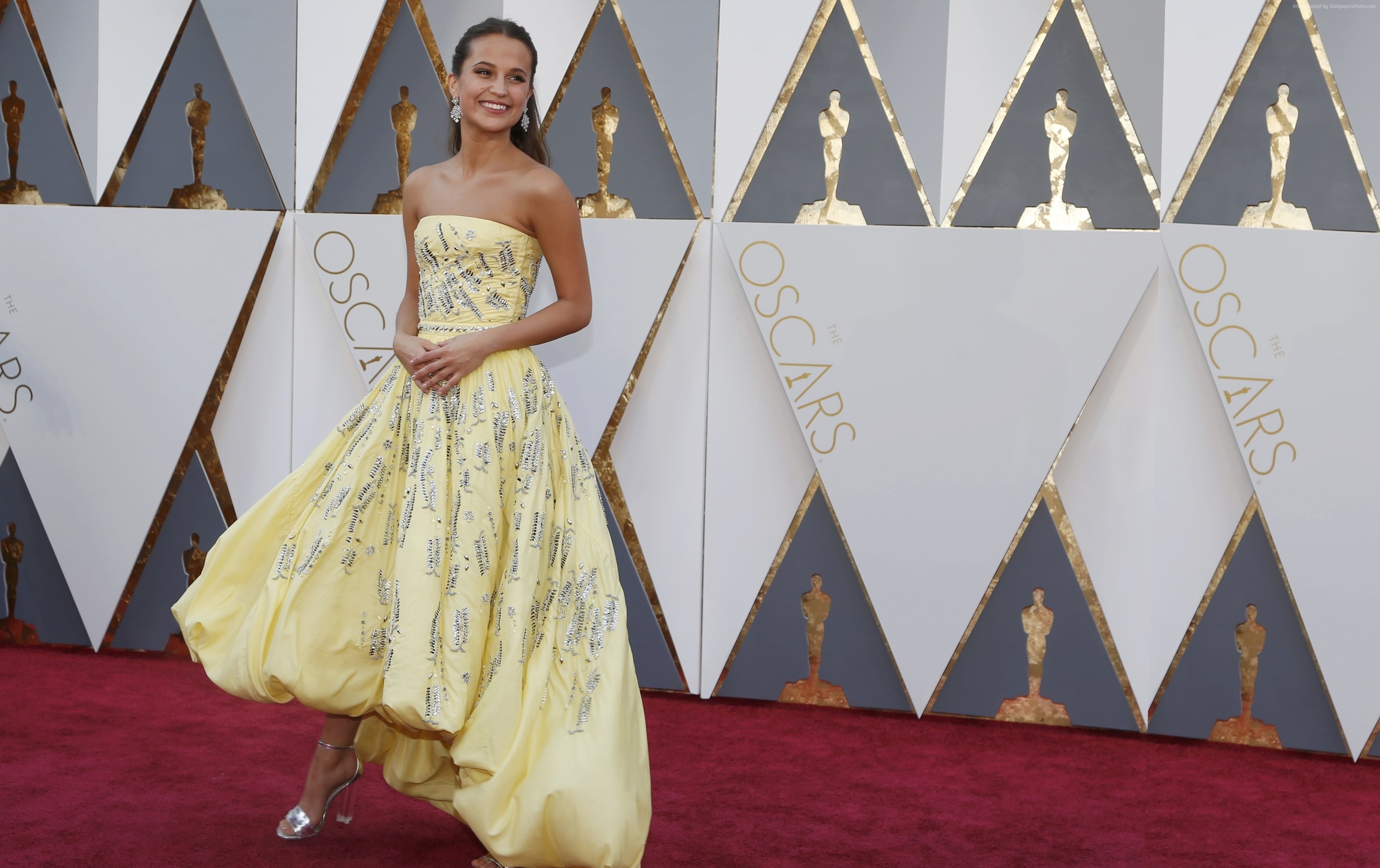 Alicia Vikander on the Red Carpet at the Oscars 2016 HD Wallpaper