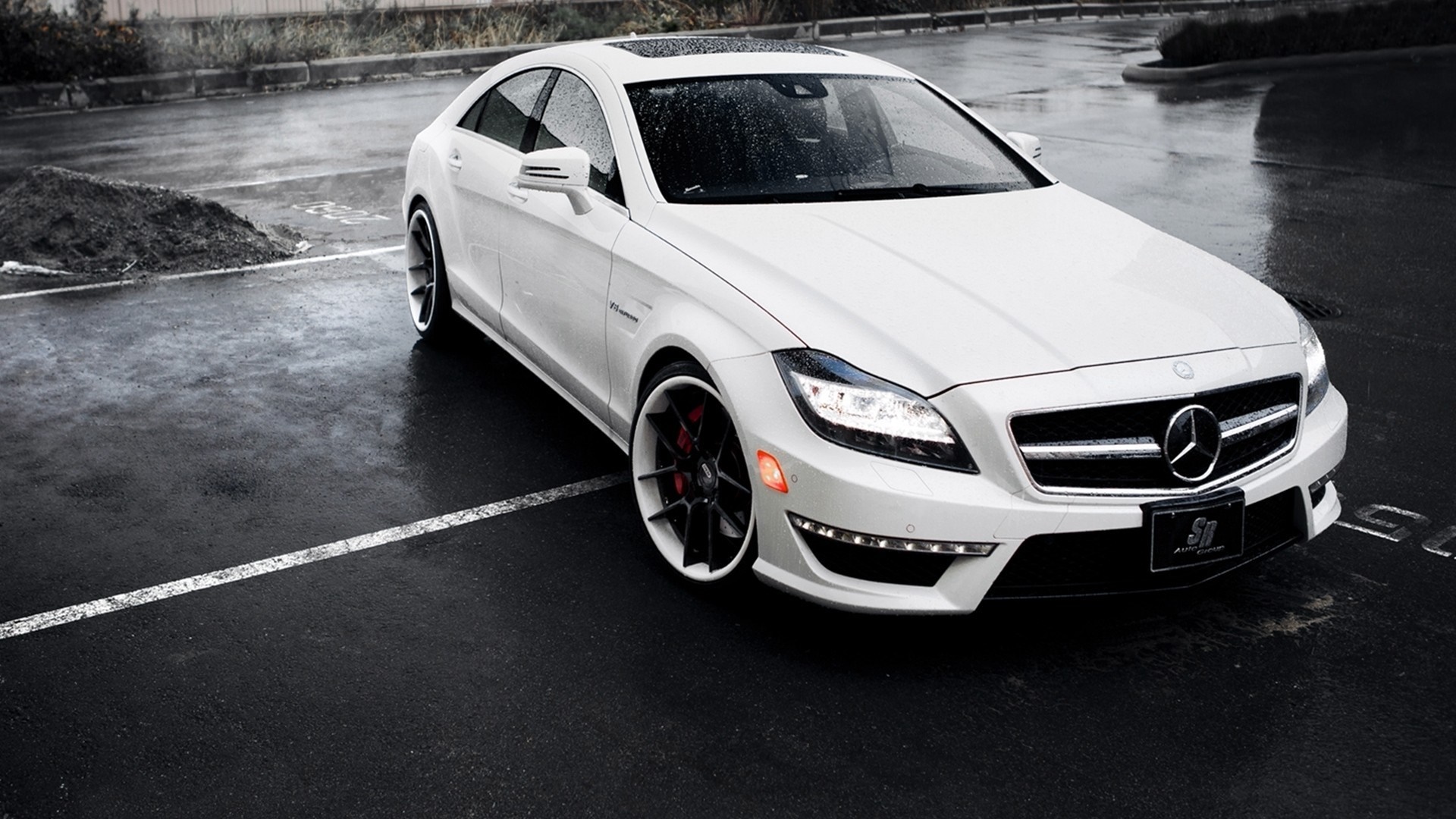 White Mercedes-Benz CLS 63 AMG parked on wet asphalt HD Wallpaper