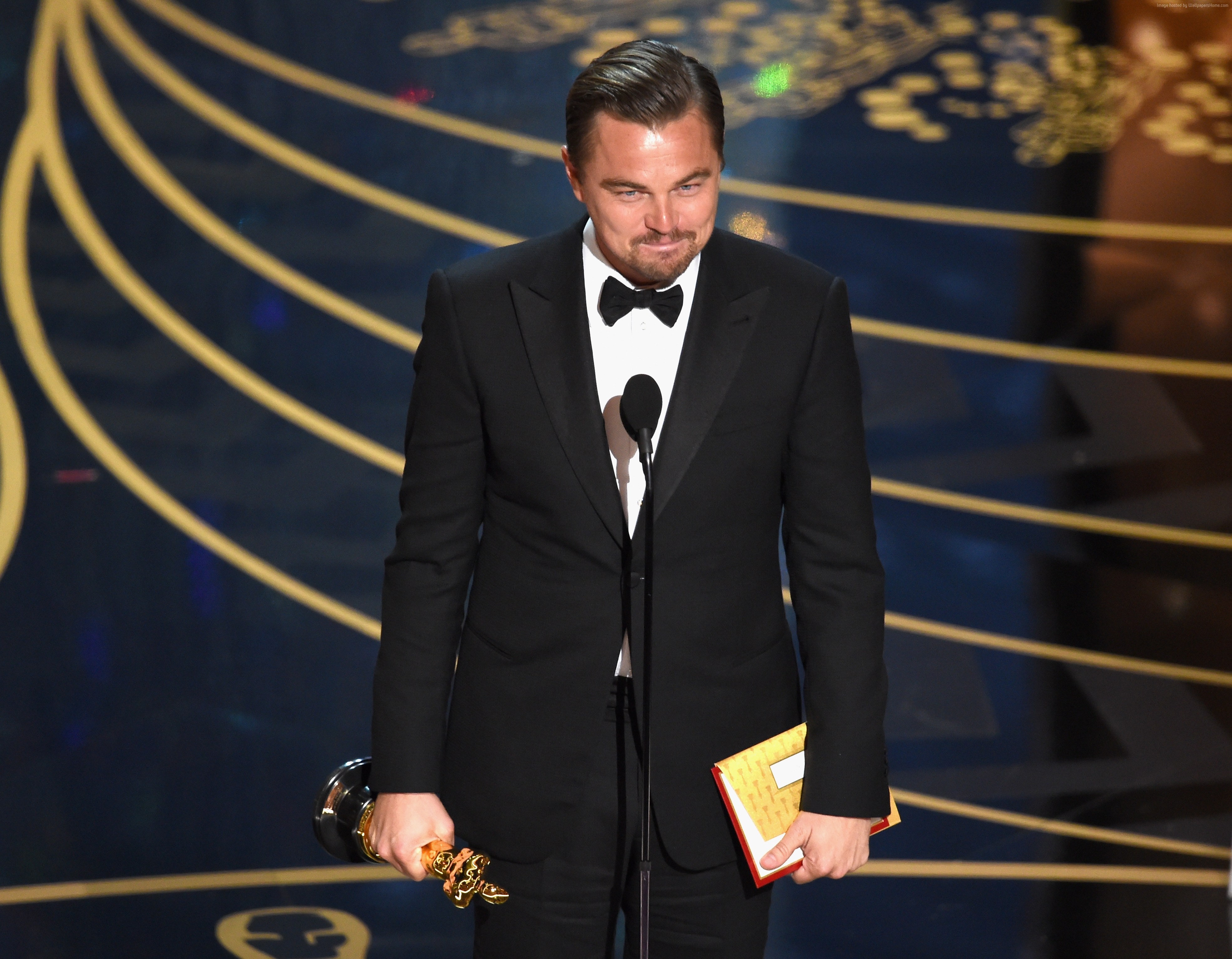 Leonardo DiCaprio holding Oscar award at Oscars 2016 HD Wallpaper