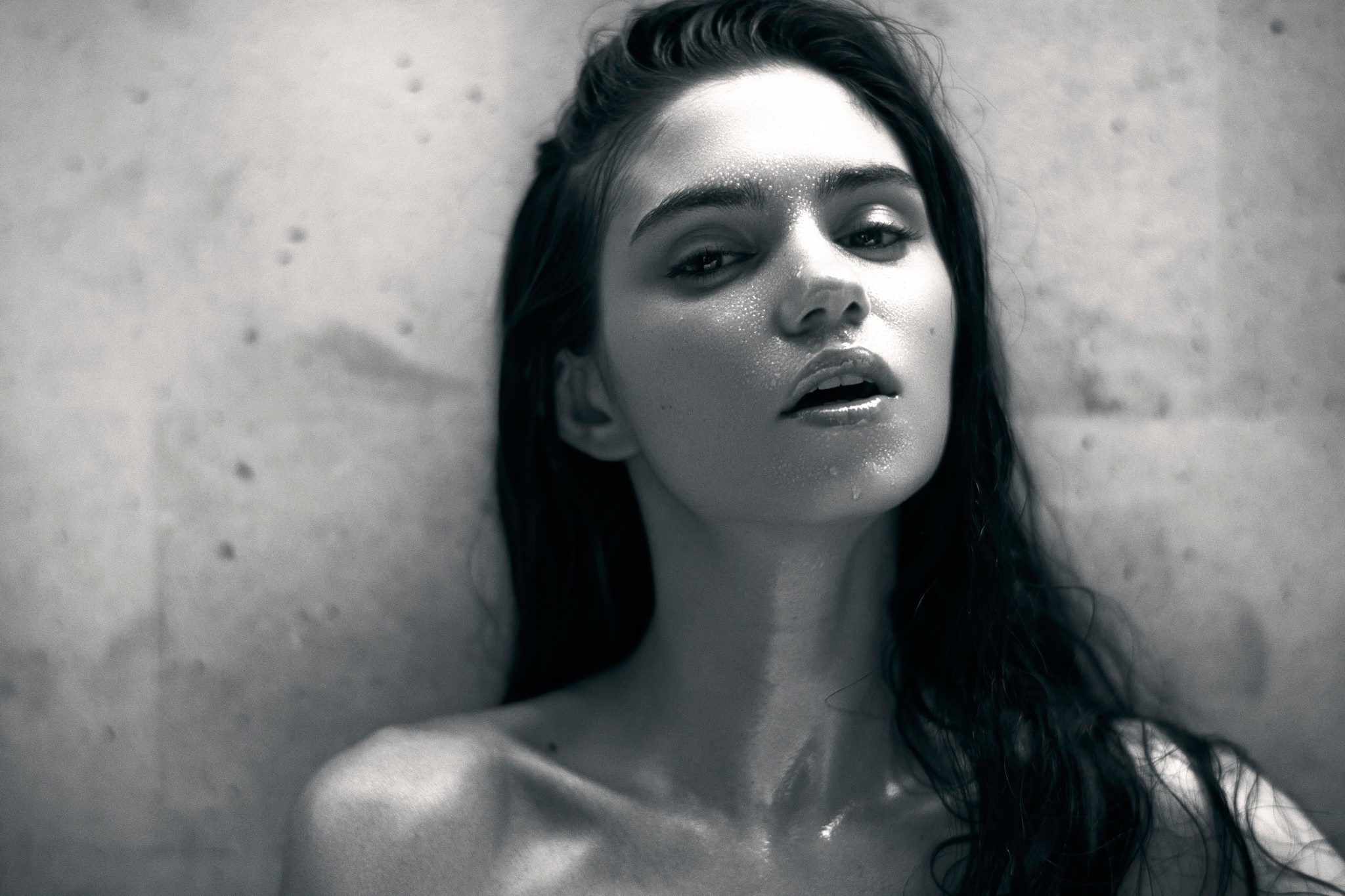 Monochrome portrait of a wet woman HD Wallpaper