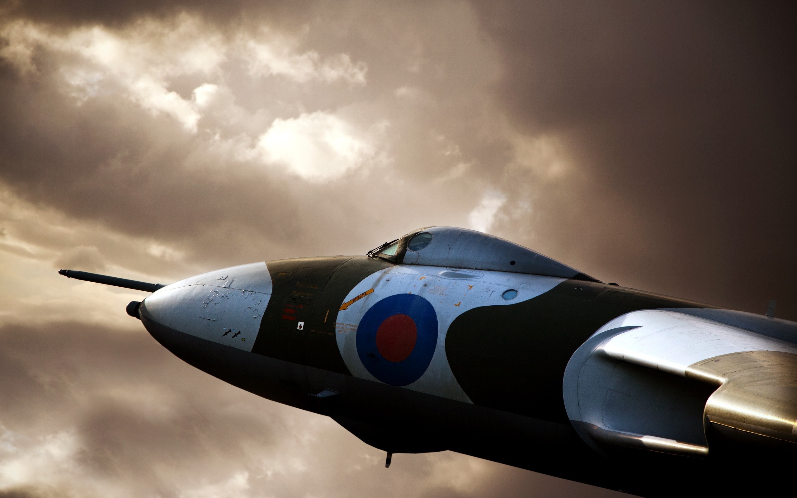 Avro Vulcan strategic bomber against cloudy sky HD Wallpaper