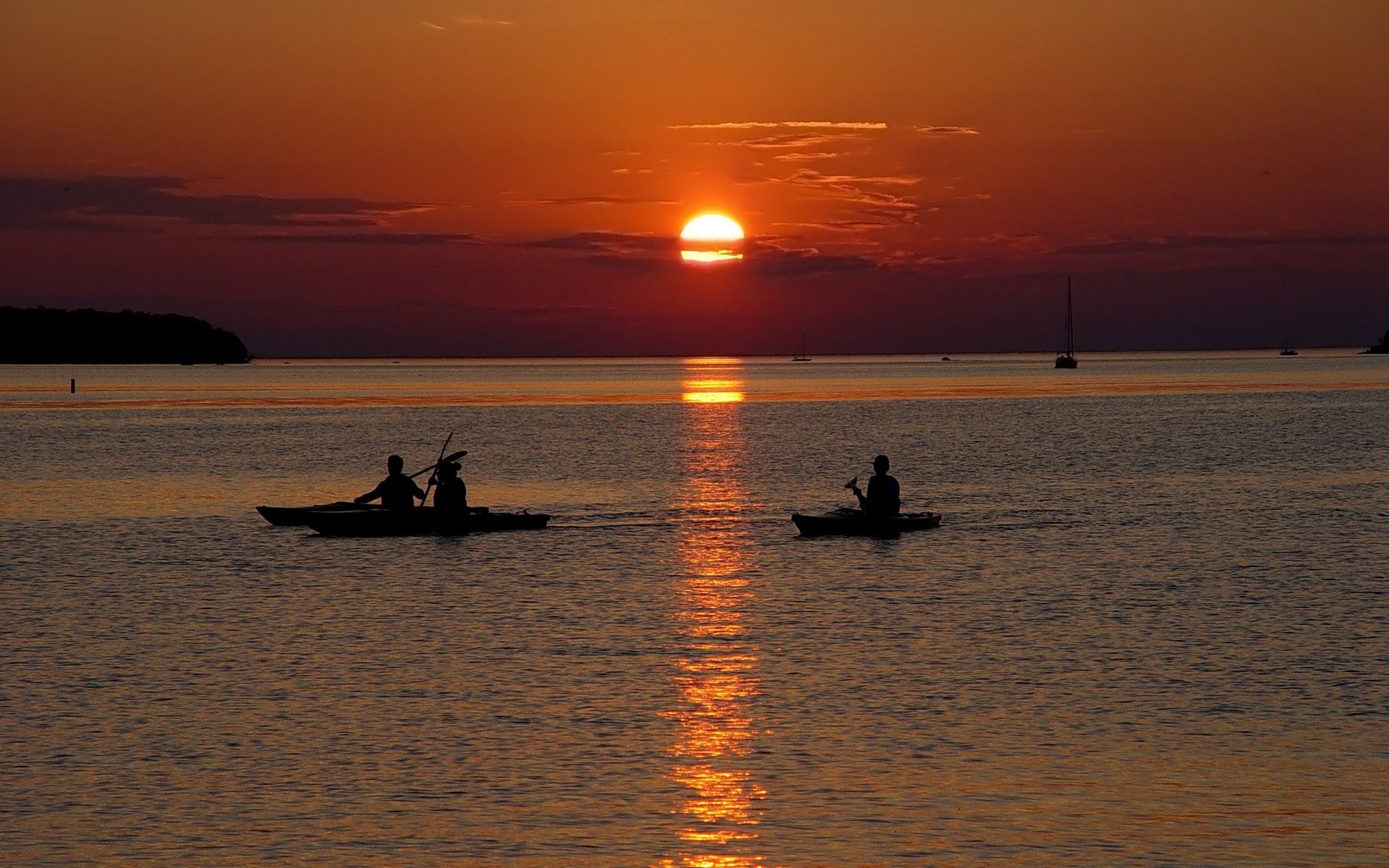 Kayakers on the sea at sunset HD Wallpaper