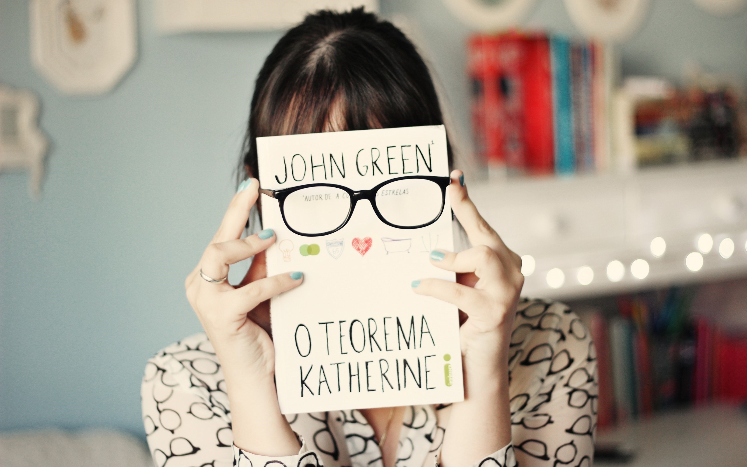 Woman holding "O Teorema Katherine" by John Green HD Wallpaper