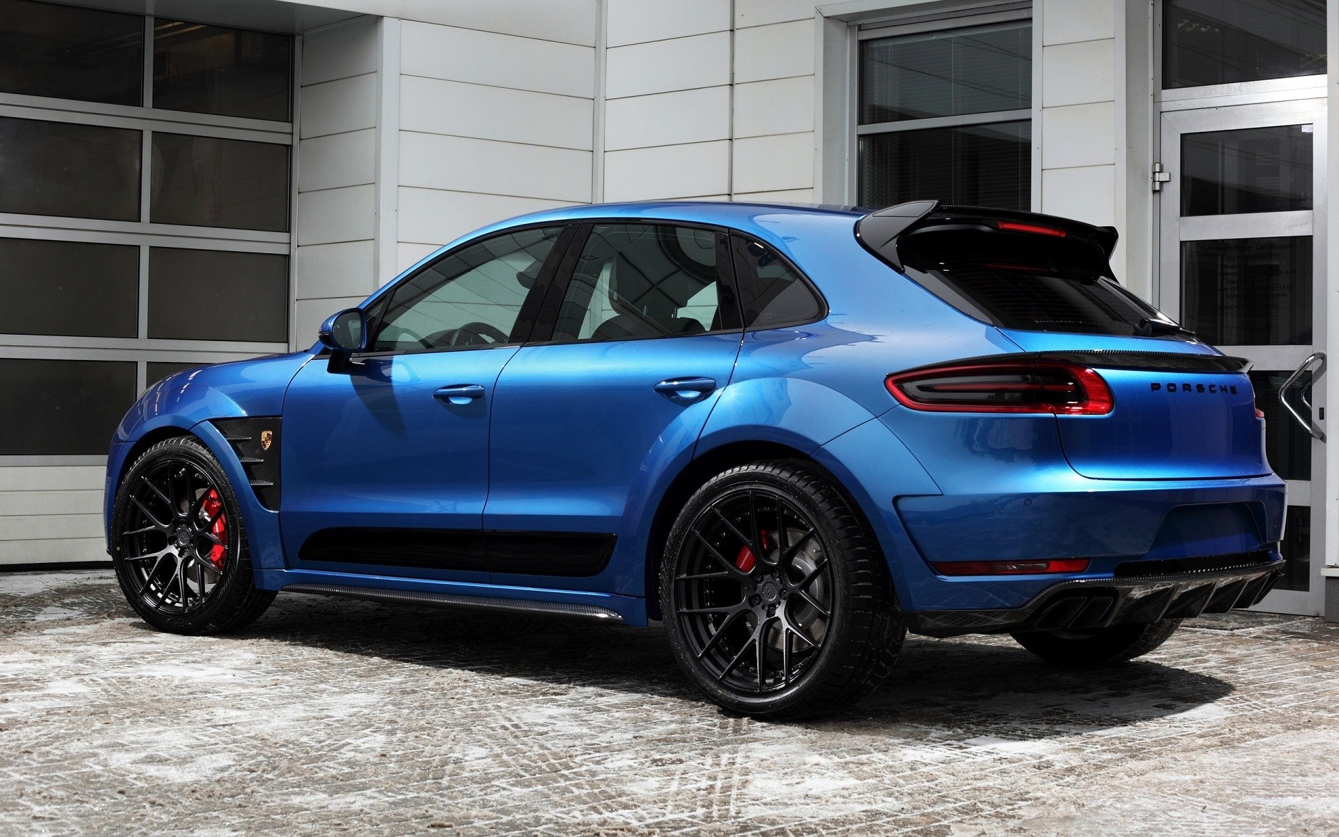 Blue Porsche Macan with custom wheels HD Wallpaper