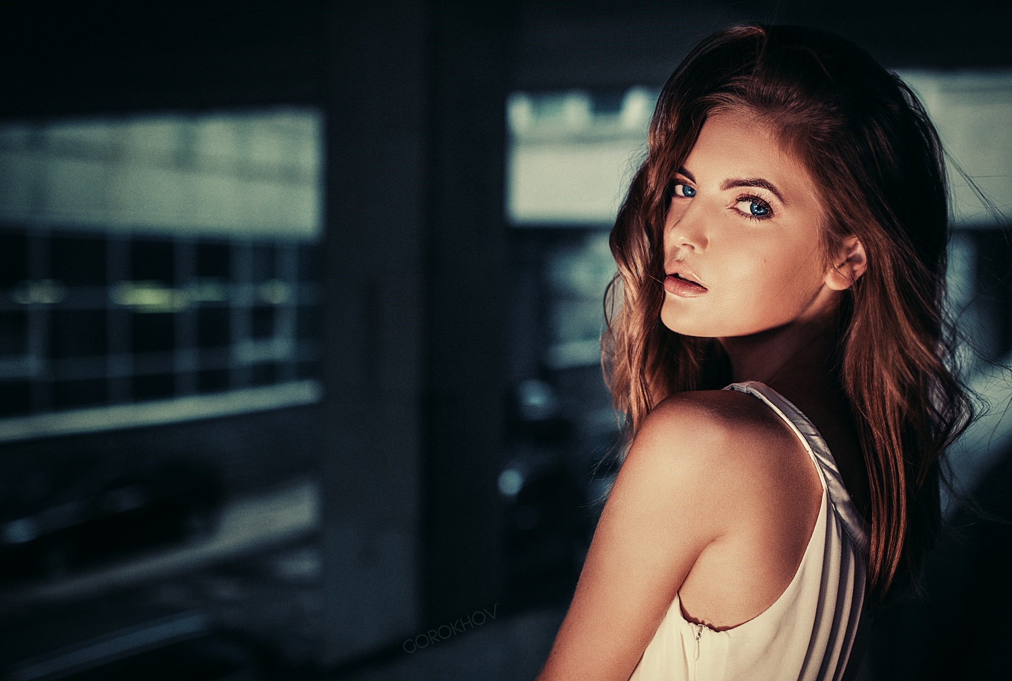Woman with brown hair looking over her shoulder HD Wallpaper
