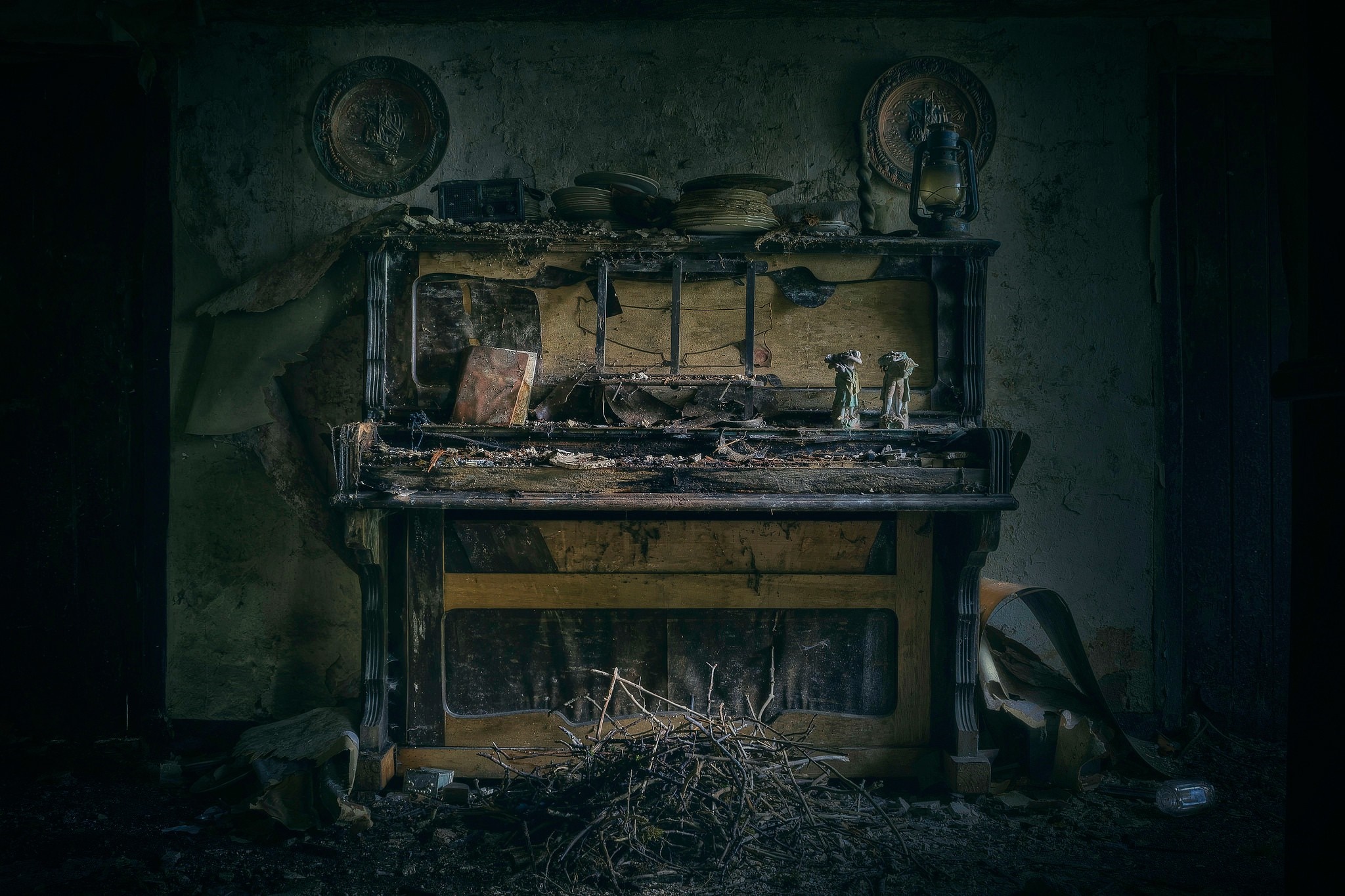 Abandoned piano in a dark, decaying room HD Wallpaper