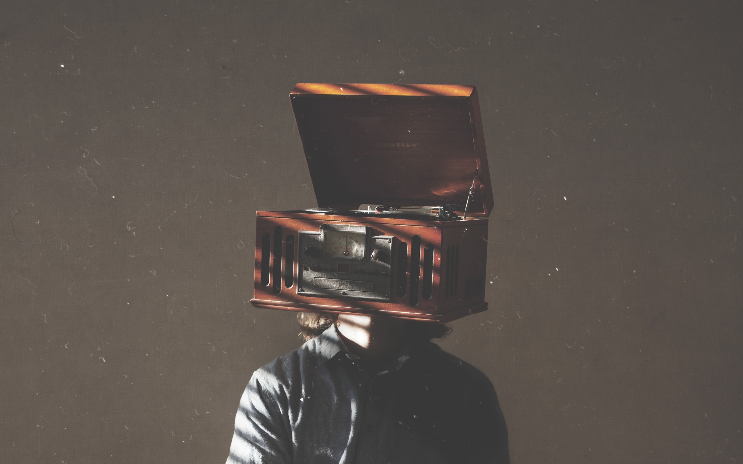 Person with a vintage record player on their head HD Wallpaper